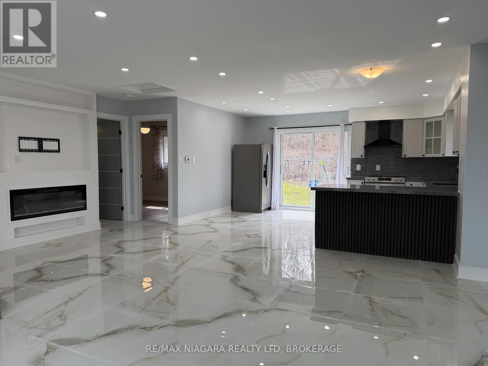 Upper - 42 Hemlock Street, St. Catharines, Ontario  L2T 4B7 - Photo 6 - X12890178