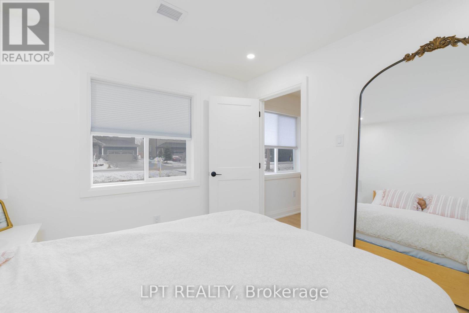 808 Montsell Avenue, Georgina, Ontario  L0E 1S0 - Photo 11 - N12890164