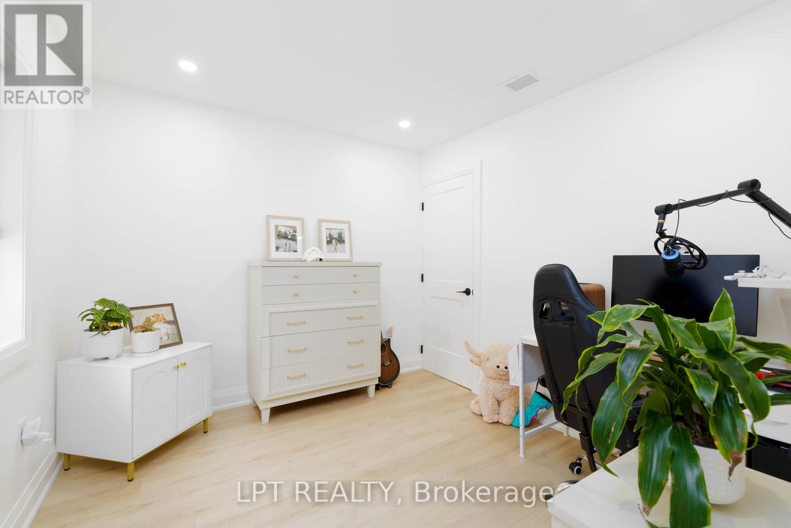 808 Montsell Avenue, Georgina, Ontario  L0E 1S0 - Photo 12 - N12890164