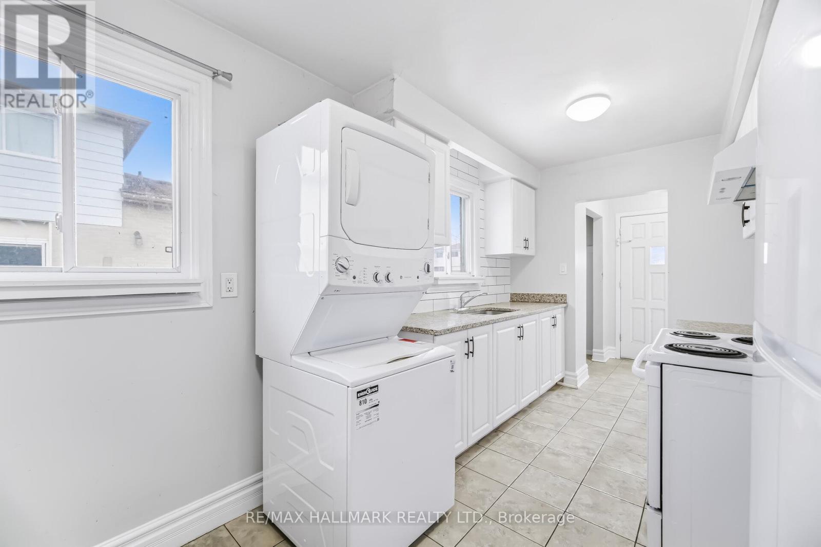 88 B Bernick Drive, Barrie, Ontario  L4M 2V6 - Photo 2 - S12890152