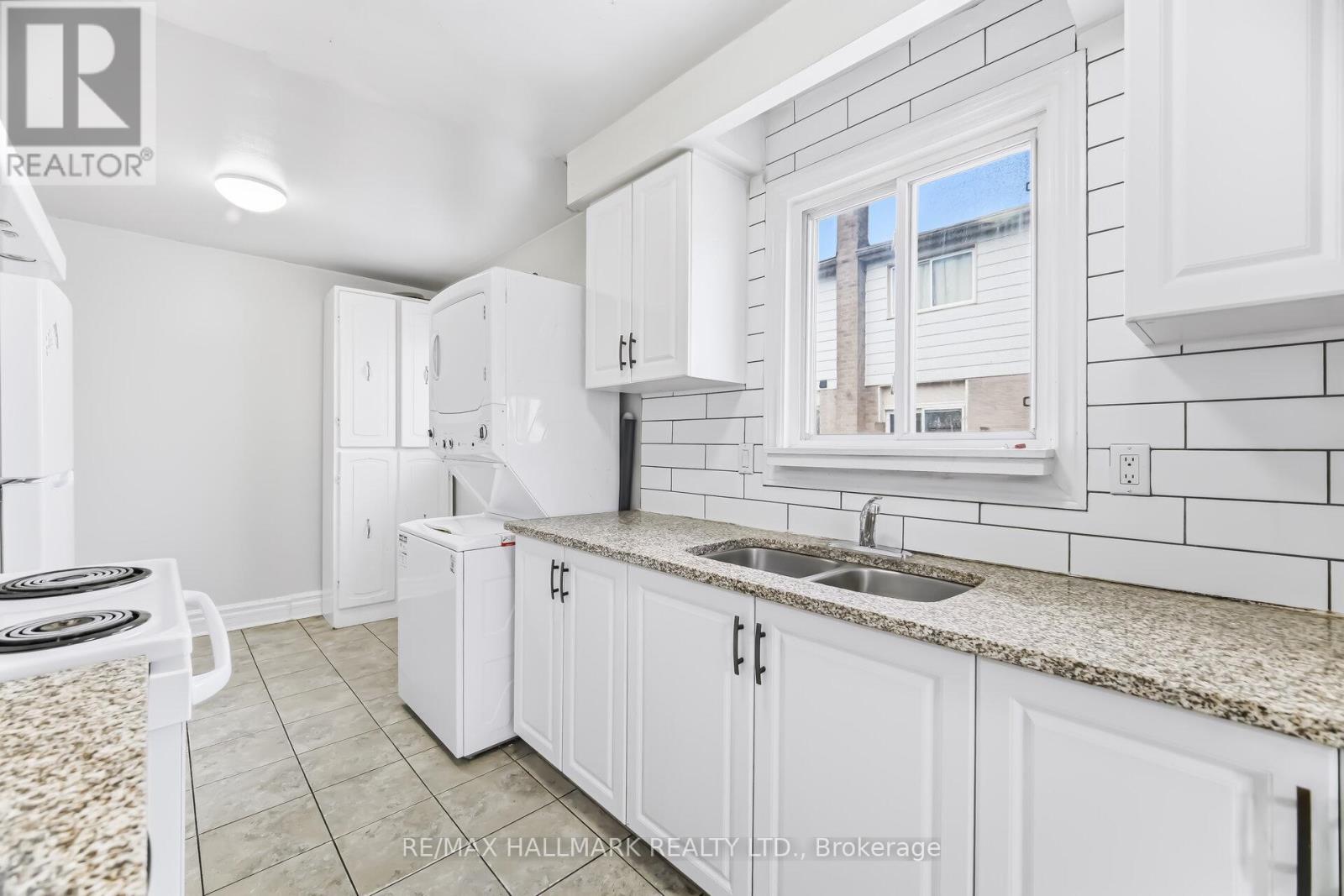 88 B Bernick Drive, Barrie, Ontario  L4M 2V6 - Photo 3 - S12890152