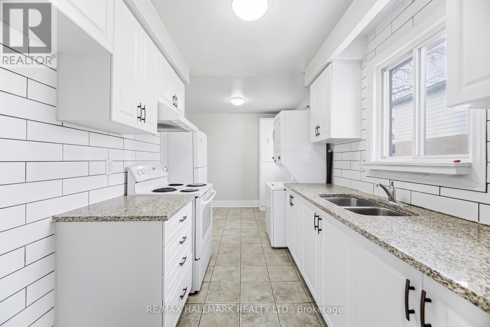 88 B Bernick Drive, Barrie, Ontario  L4M 2V6 - Photo 4 - S12890152