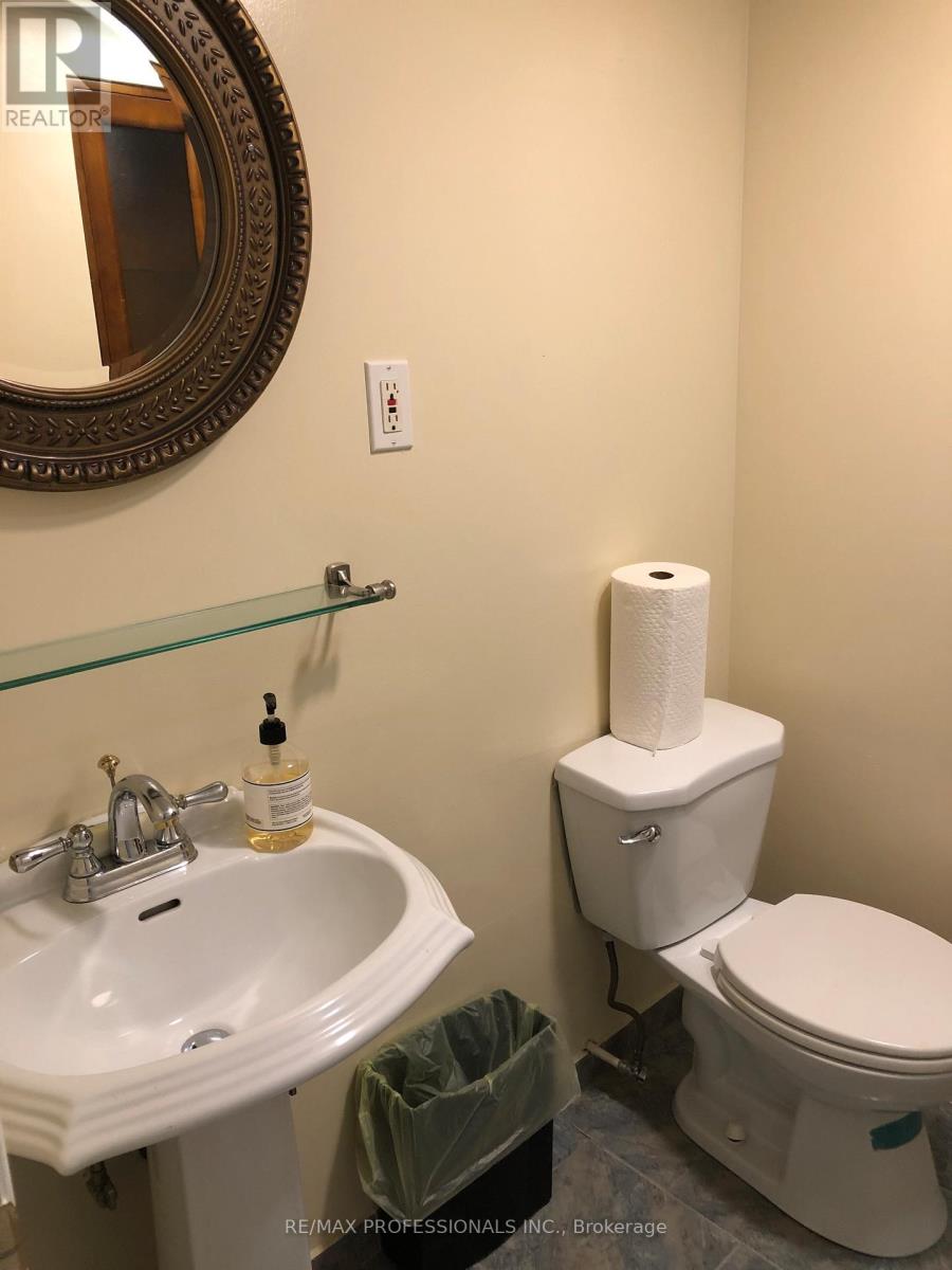 17 Silvercrest Avenue, Toronto, Ontario  M8W 2S3 - Photo 12 - W12890186