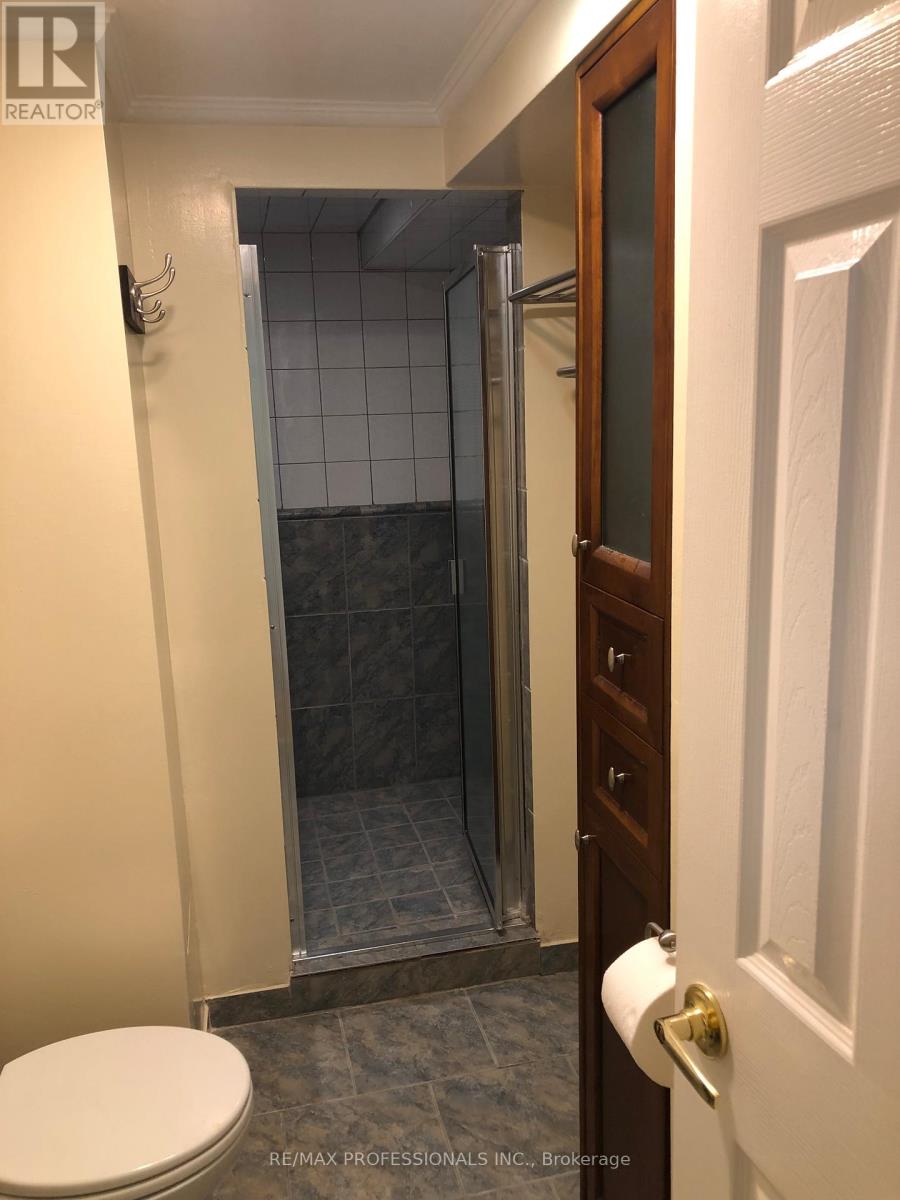 17 Silvercrest Avenue, Toronto, Ontario  M8W 2S3 - Photo 14 - W12890186