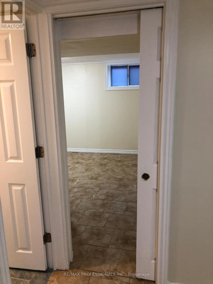 17 Silvercrest Avenue, Toronto, Ontario  M8W 2S3 - Photo 15 - W12890186