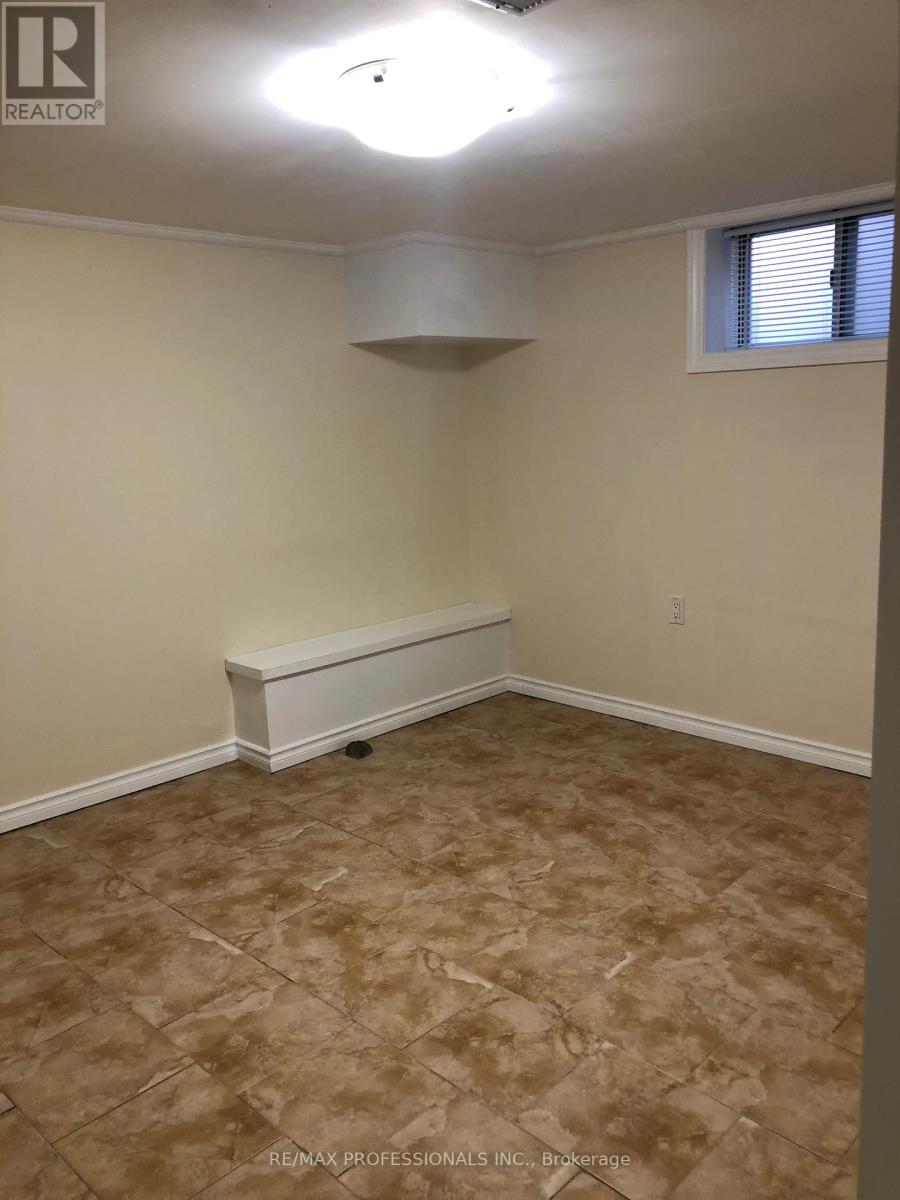 17 Silvercrest Avenue, Toronto, Ontario  M8W 2S3 - Photo 18 - W12890186