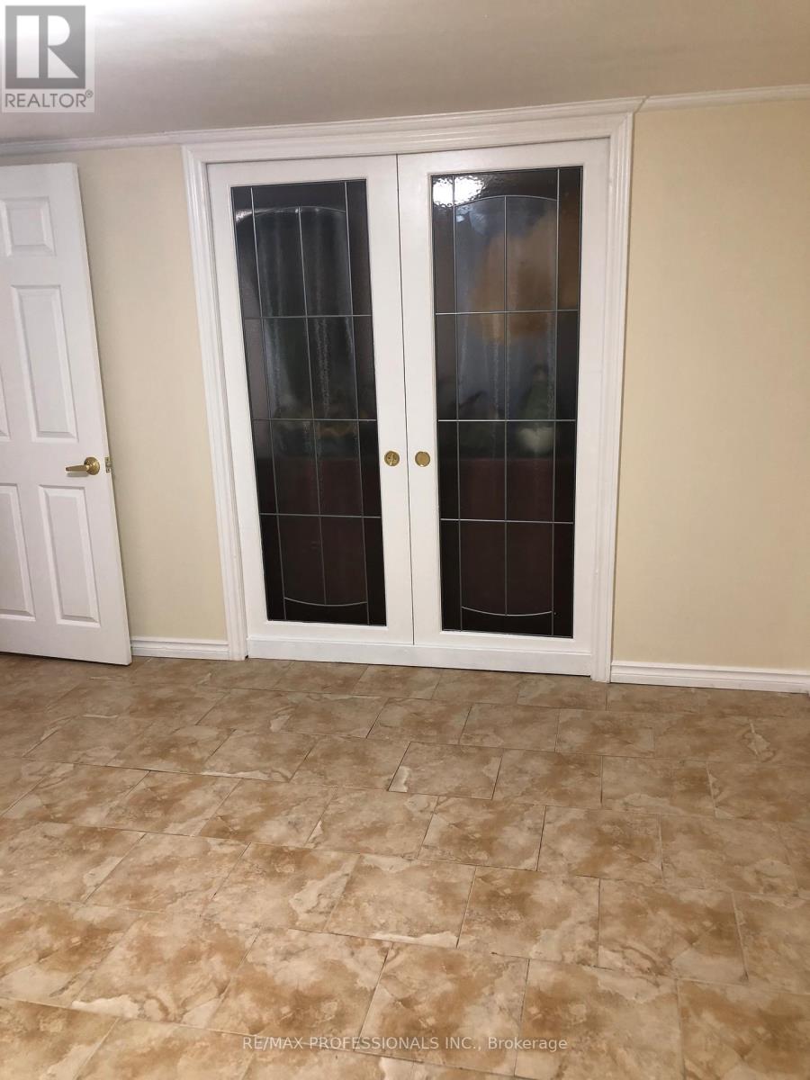 17 Silvercrest Avenue, Toronto, Ontario  M8W 2S3 - Photo 21 - W12890186