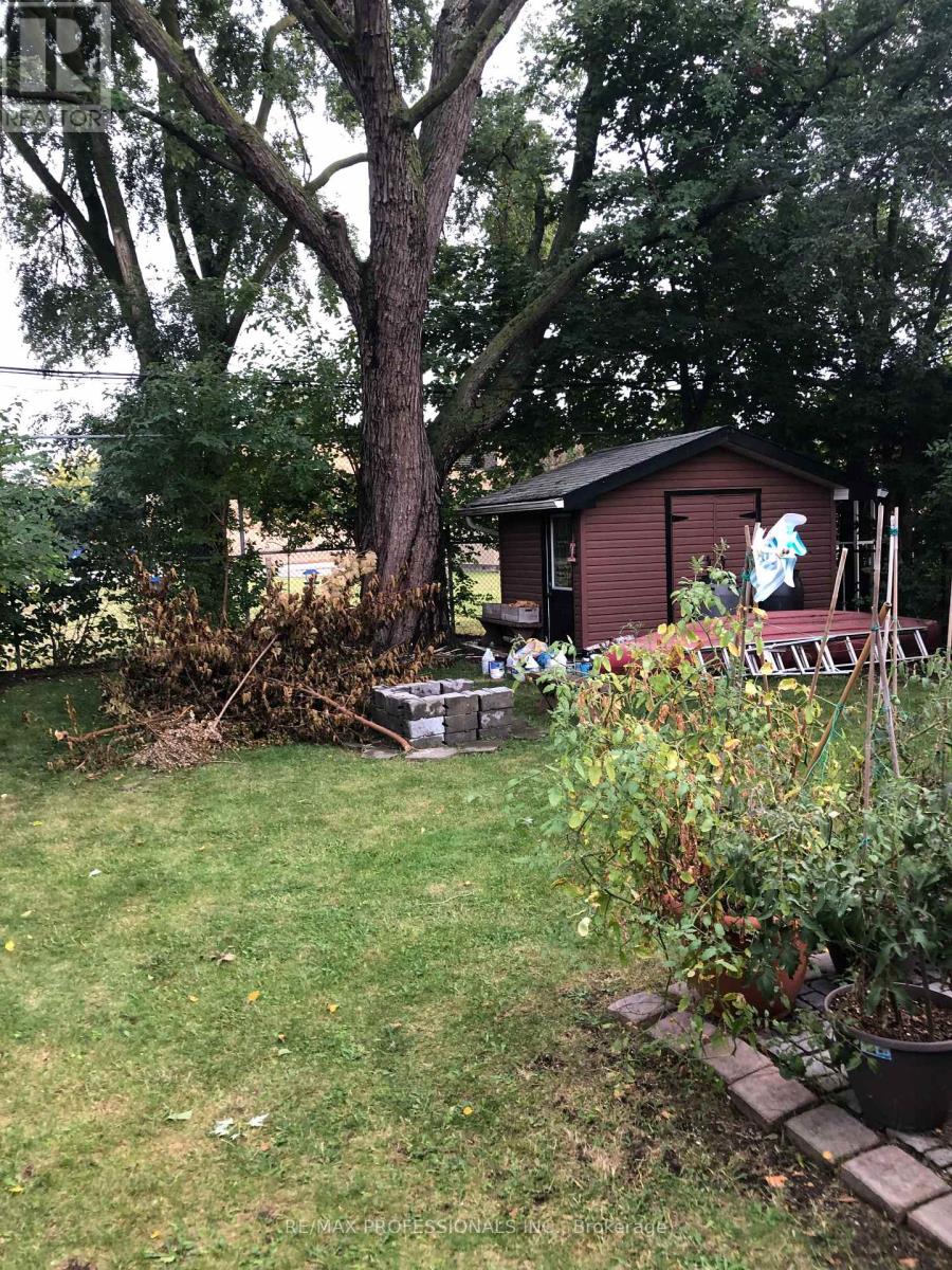 17 Silvercrest Avenue, Toronto, Ontario  M8W 2S3 - Photo 22 - W12890186