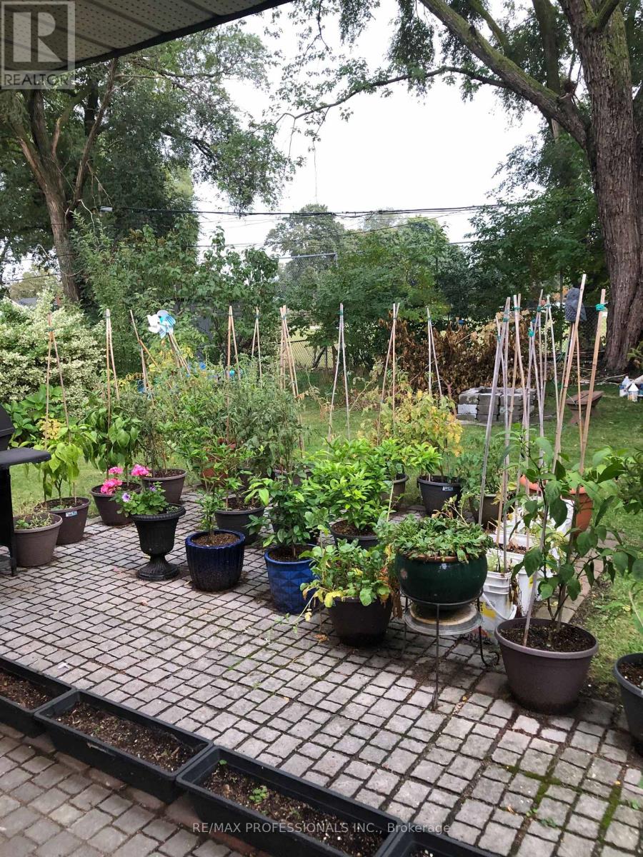 17 Silvercrest Avenue, Toronto, Ontario  M8W 2S3 - Photo 23 - W12890186