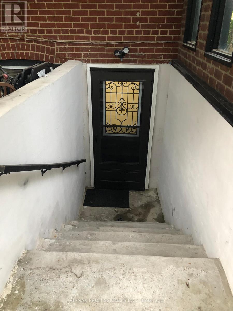 17 Silvercrest Avenue, Toronto, Ontario  M8W 2S3 - Photo 3 - W12890186