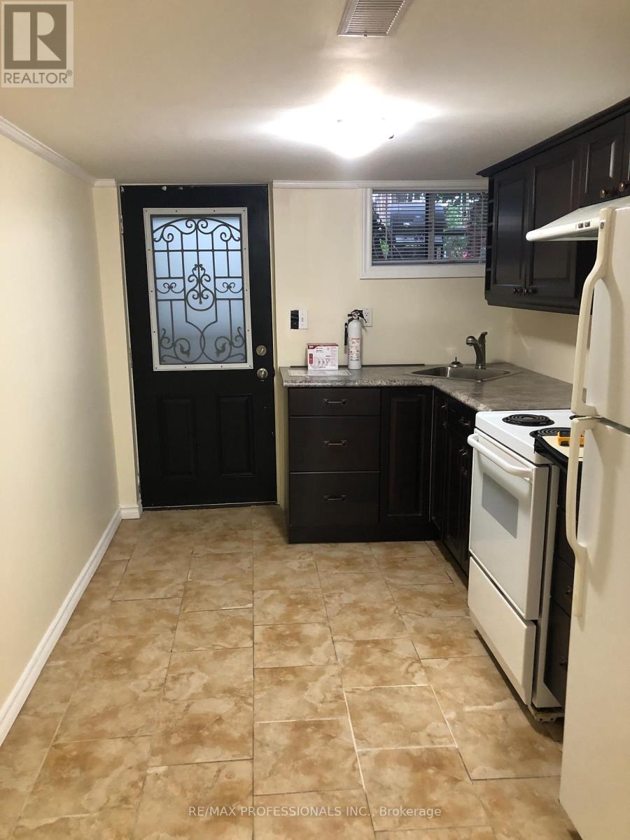 17 Silvercrest Avenue, Toronto, Ontario  M8W 2S3 - Photo 4 - W12890186