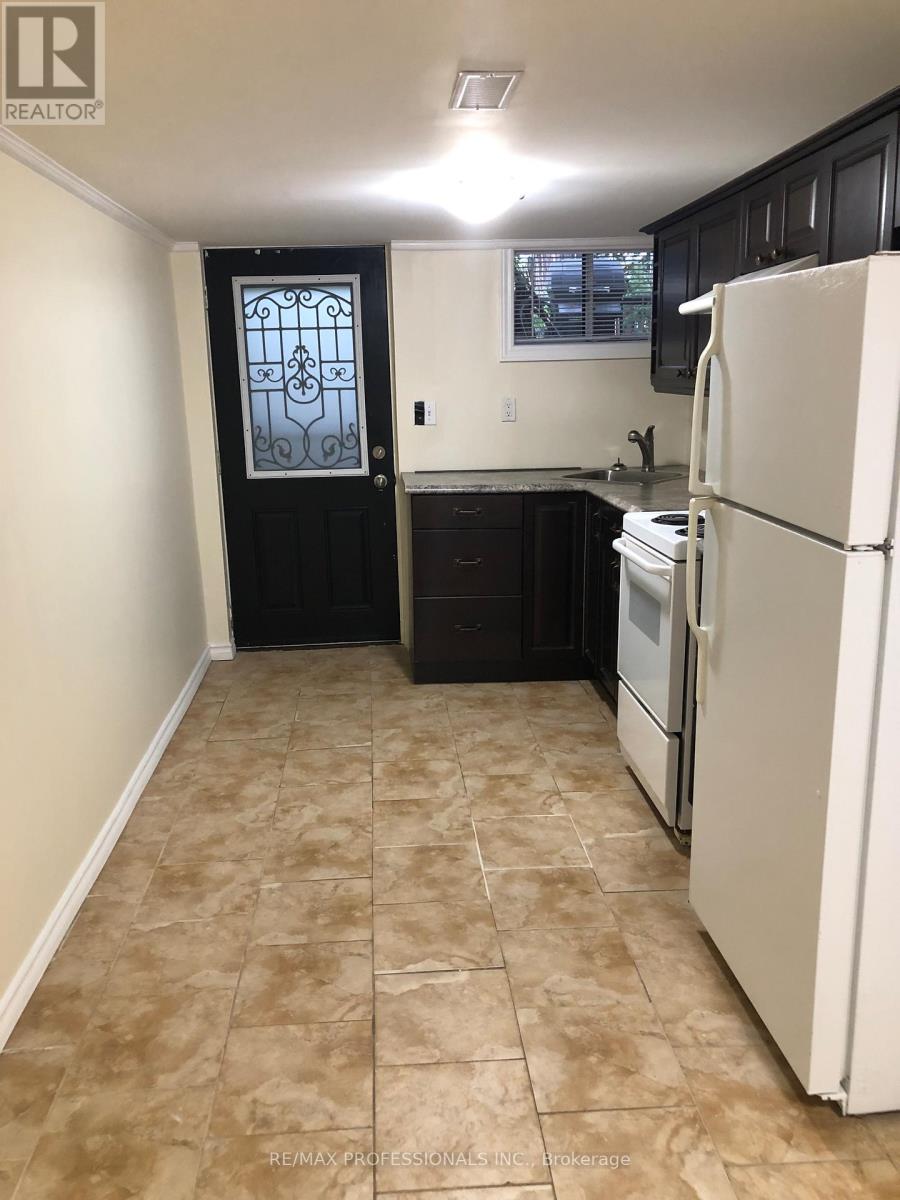 17 Silvercrest Avenue, Toronto, Ontario  M8W 2S3 - Photo 5 - W12890186