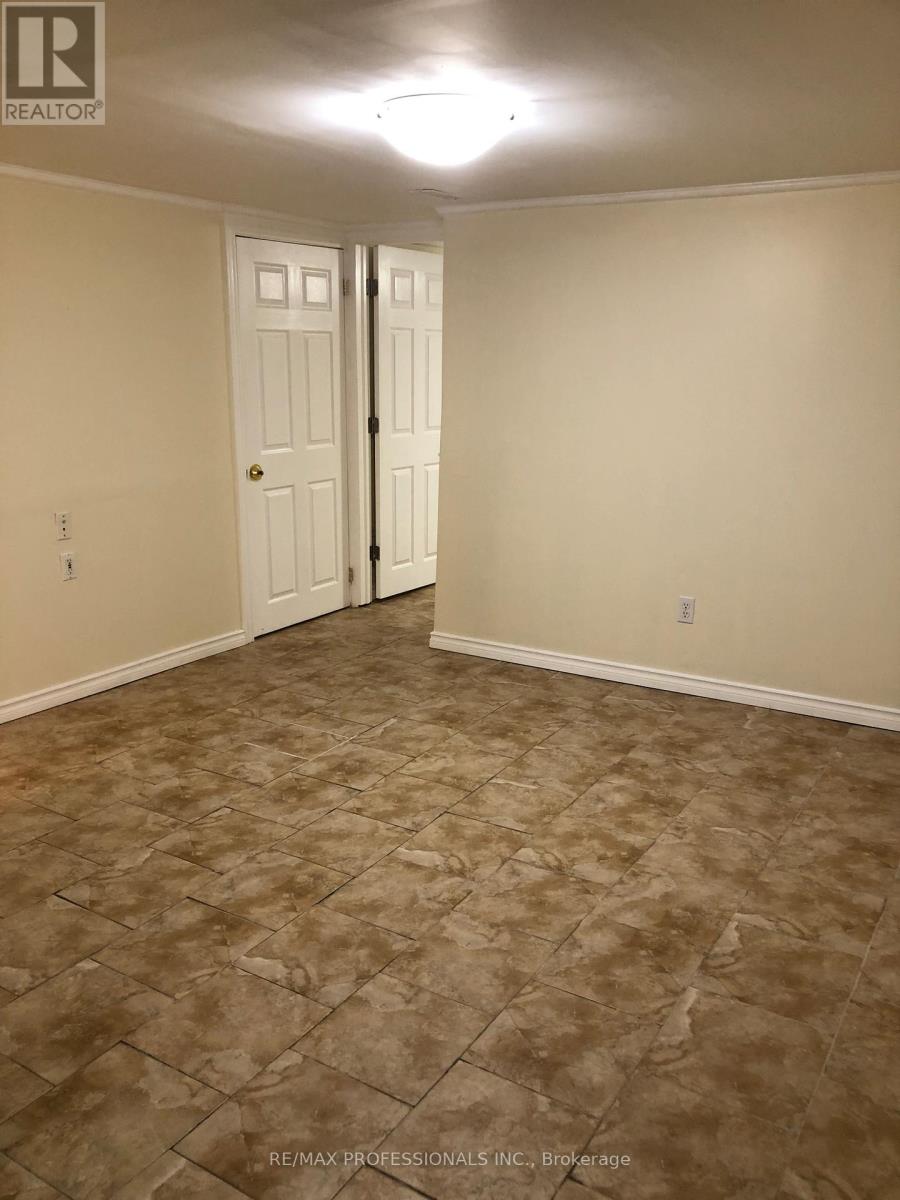 17 Silvercrest Avenue, Toronto, Ontario  M8W 2S3 - Photo 9 - W12890186