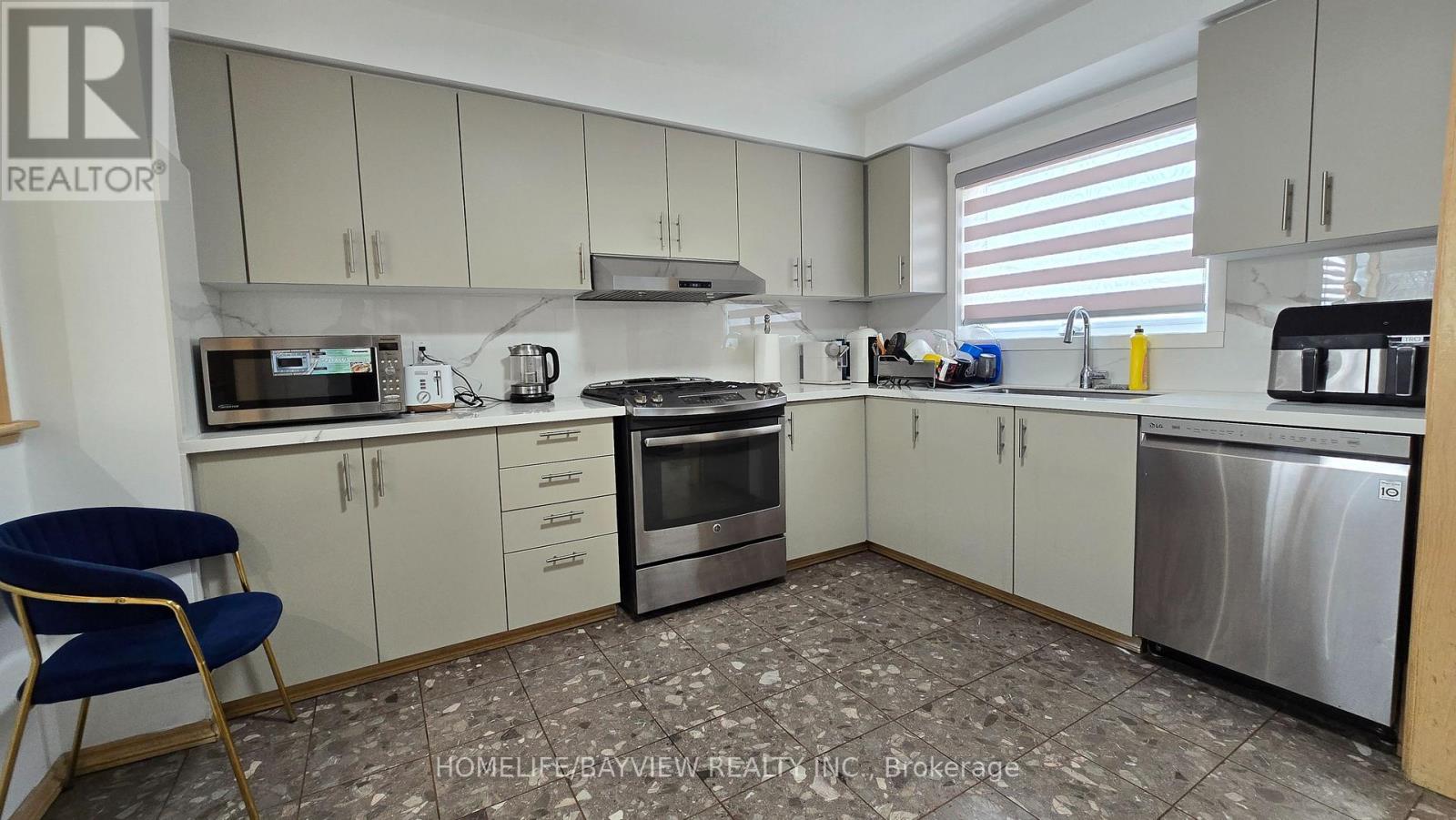 Main & Second Floors - 123 Kersey Crescent, Richmond Hill, Ontario  L4C 5X4 - Photo 12 - N12889936