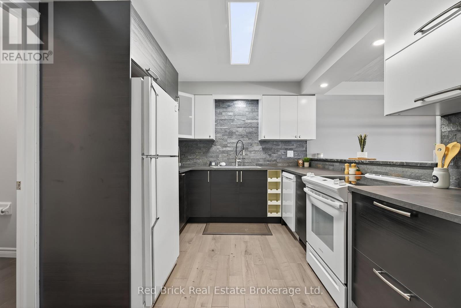 221 - 458 Janefield Avenue, Guelph (Dovercliffe Park/old University), Ontario  N1G 4R8 - Photo 11 - X12400912