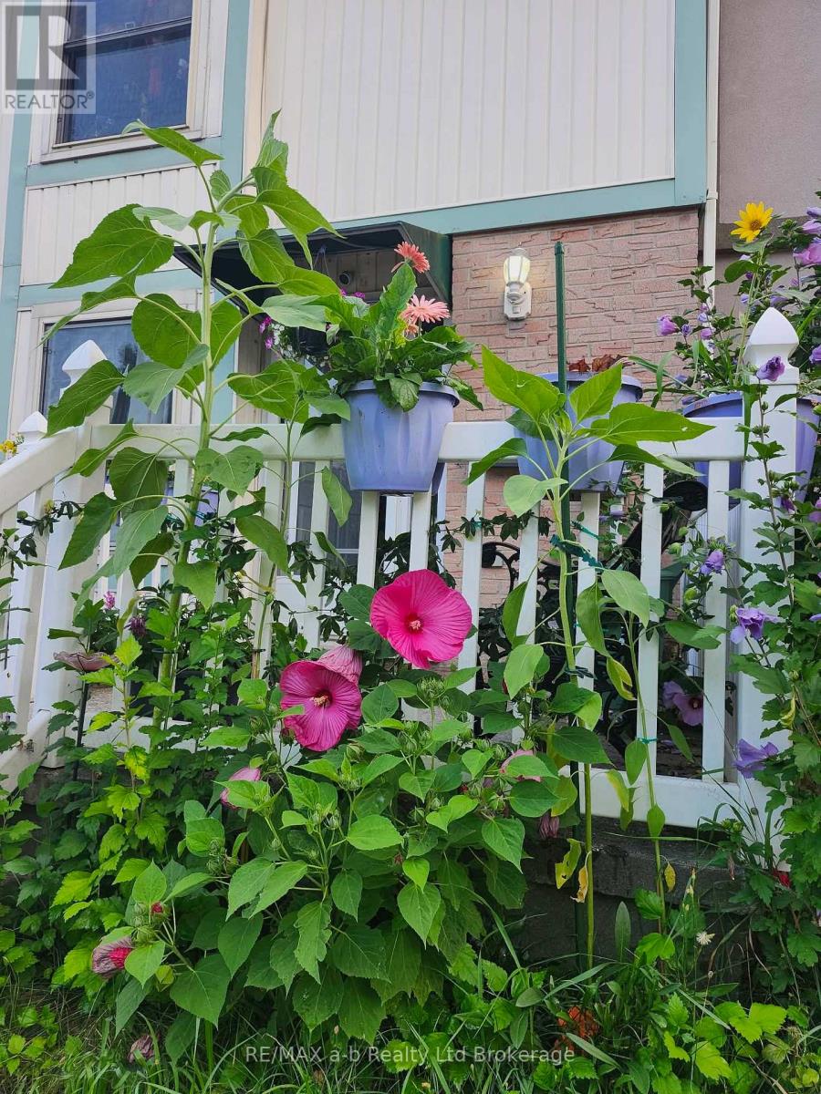 Photo 2 of 31 for 72 Adswood Road E