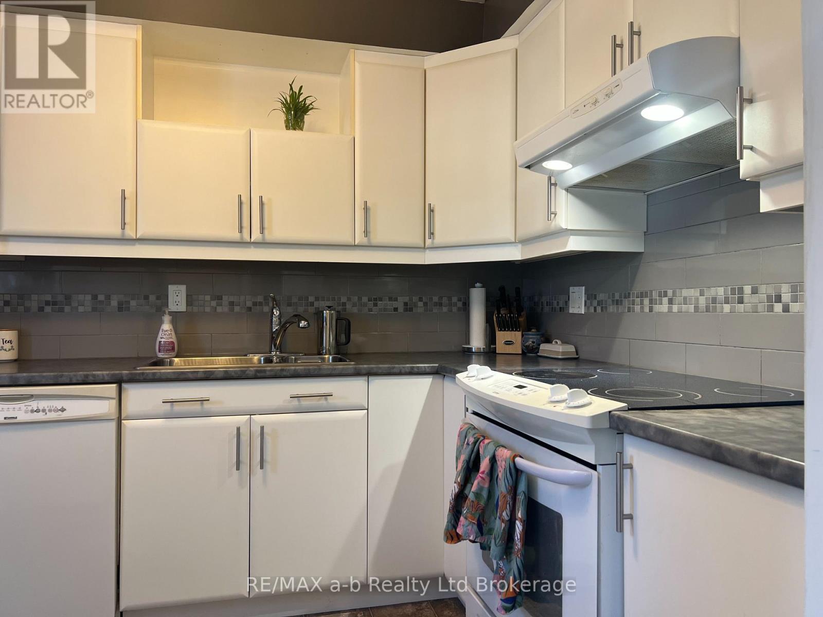 Photo 6 of 31 for 72 Adswood Road E