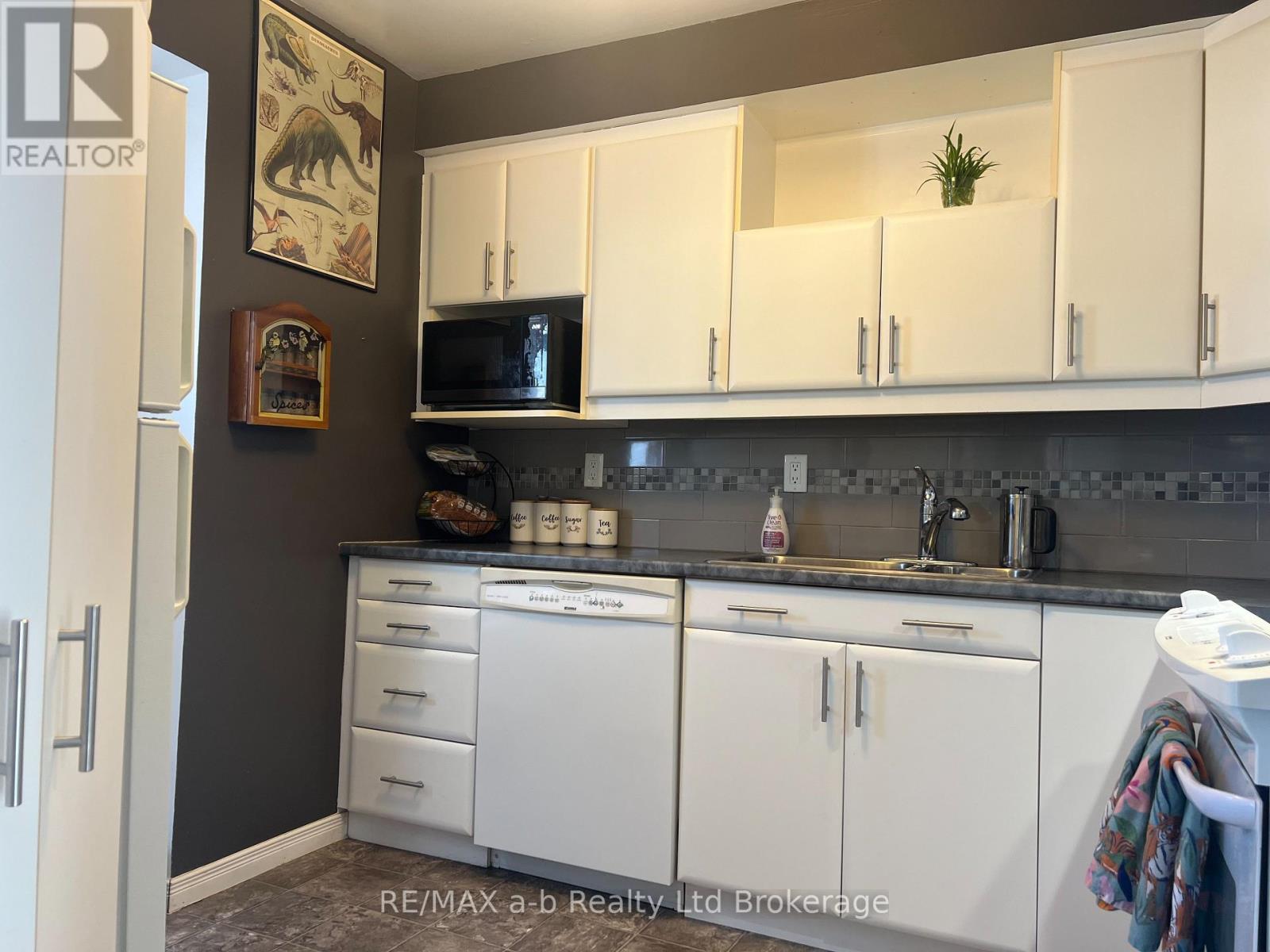 Photo 7 of 31 for 72 Adswood Road E