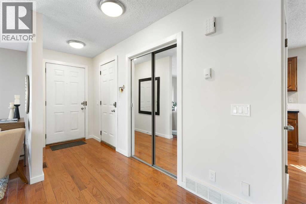 12 Castlefall Road Ne, Calgary, Alberta  T3J 1M9 - Photo 3 - A2293054