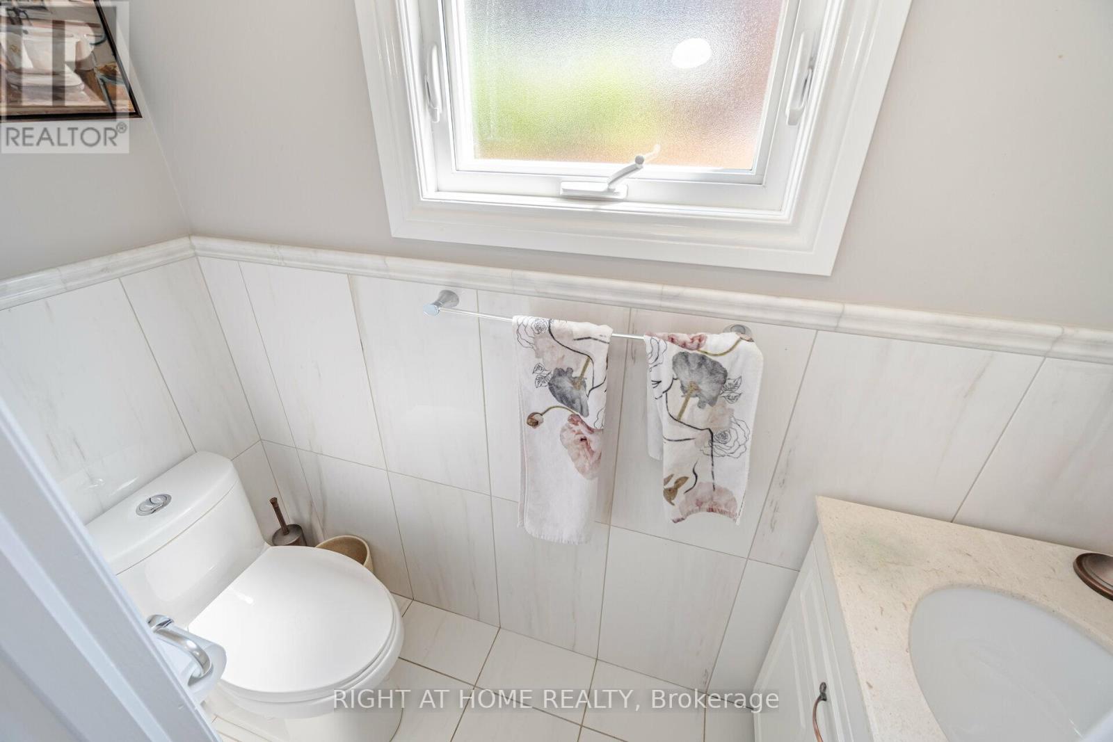 19 Talgarth Road, Toronto, Ontario  M9B 6H1 - Photo 14 - W12890272