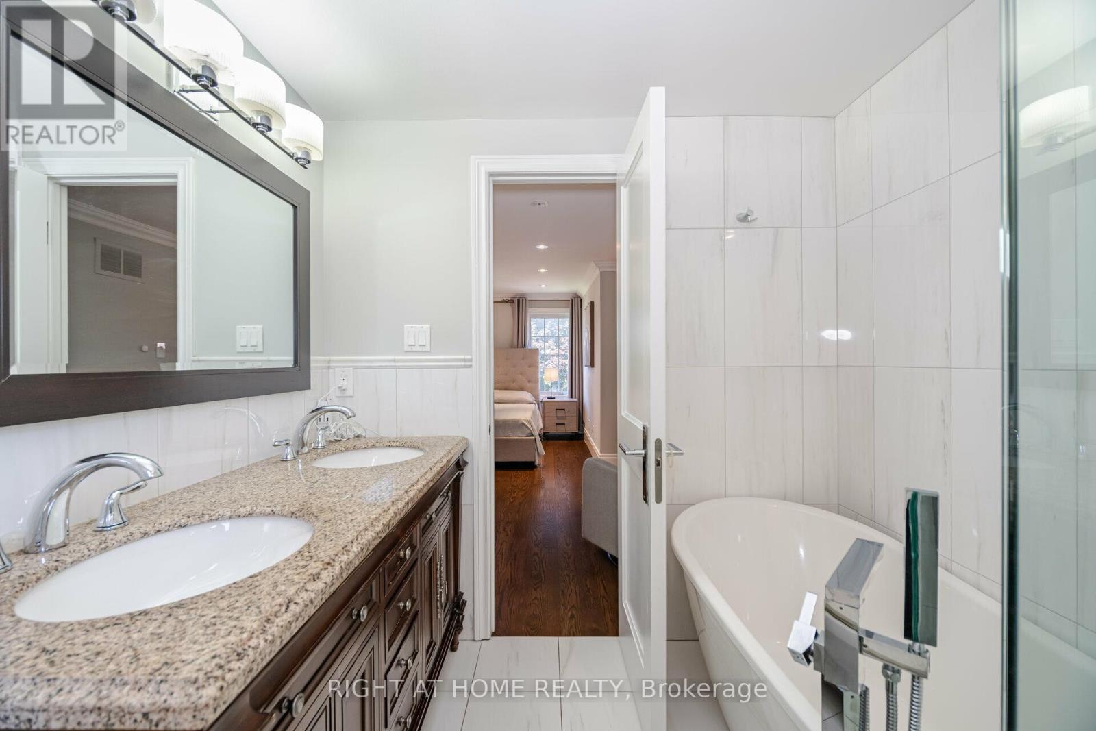 19 Talgarth Road, Toronto, Ontario  M9B 6H1 - Photo 17 - W12890272