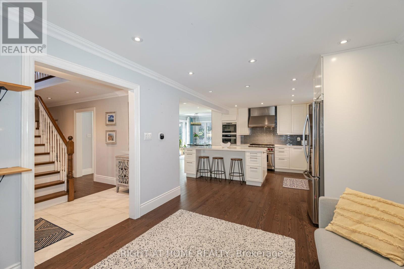 19 Talgarth Road, Toronto, Ontario  M9B 6H1 - Photo 4 - W12890272