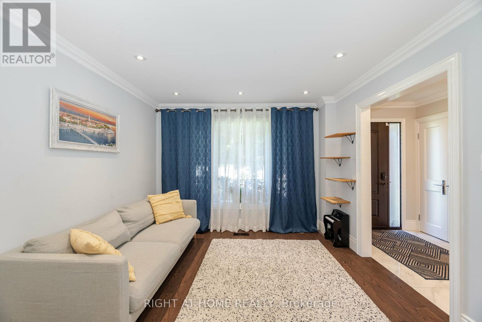 19 Talgarth Road, Toronto, Ontario  M9B 6H1 - Photo 5 - W12890272