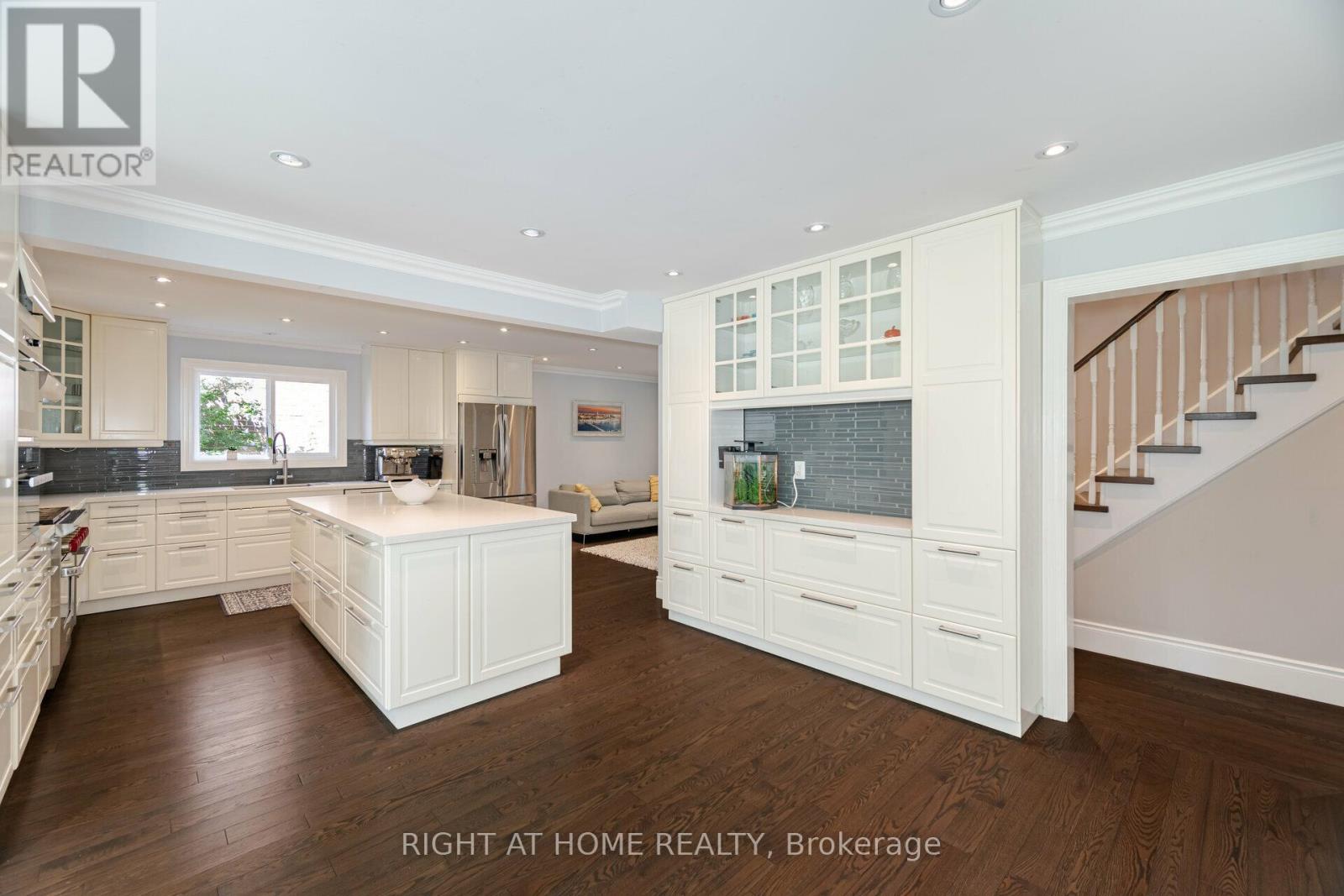 19 Talgarth Road, Toronto, Ontario  M9B 6H1 - Photo 6 - W12890272