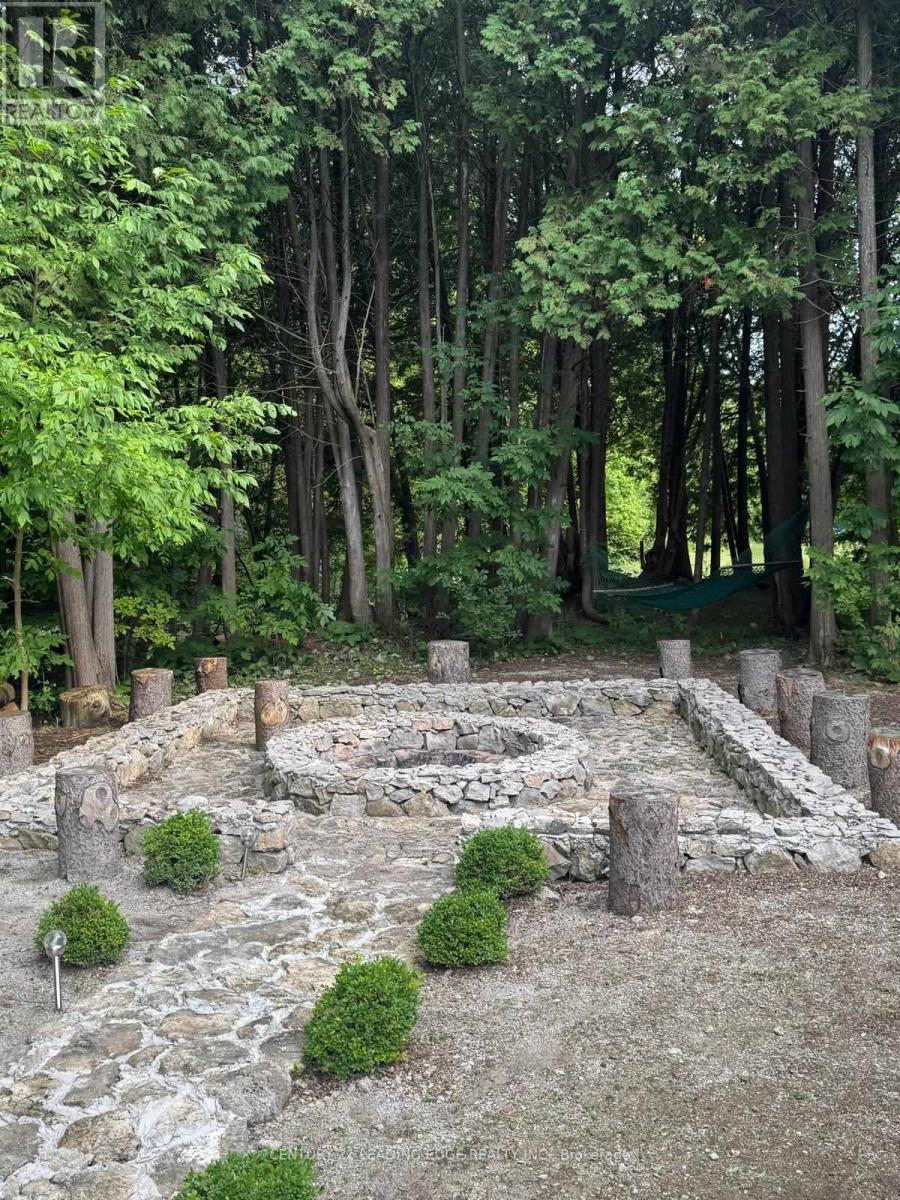 5165 Pineridge Drive, Milton, Ontario  L7J 2L7 - Photo 9 - W12890348