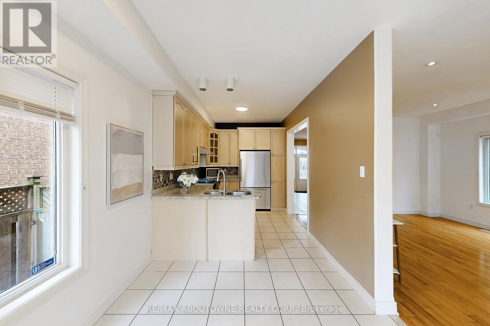 2457 Hilda Drive, Oakville, Ontario  L6H 7N5 - Photo 10 - W12890350