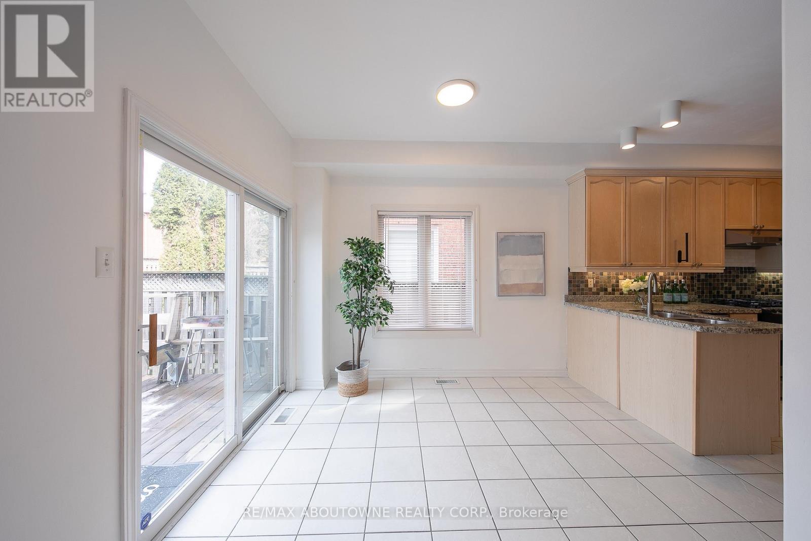 2457 Hilda Drive, Oakville, Ontario  L6H 7N5 - Photo 11 - W12890350