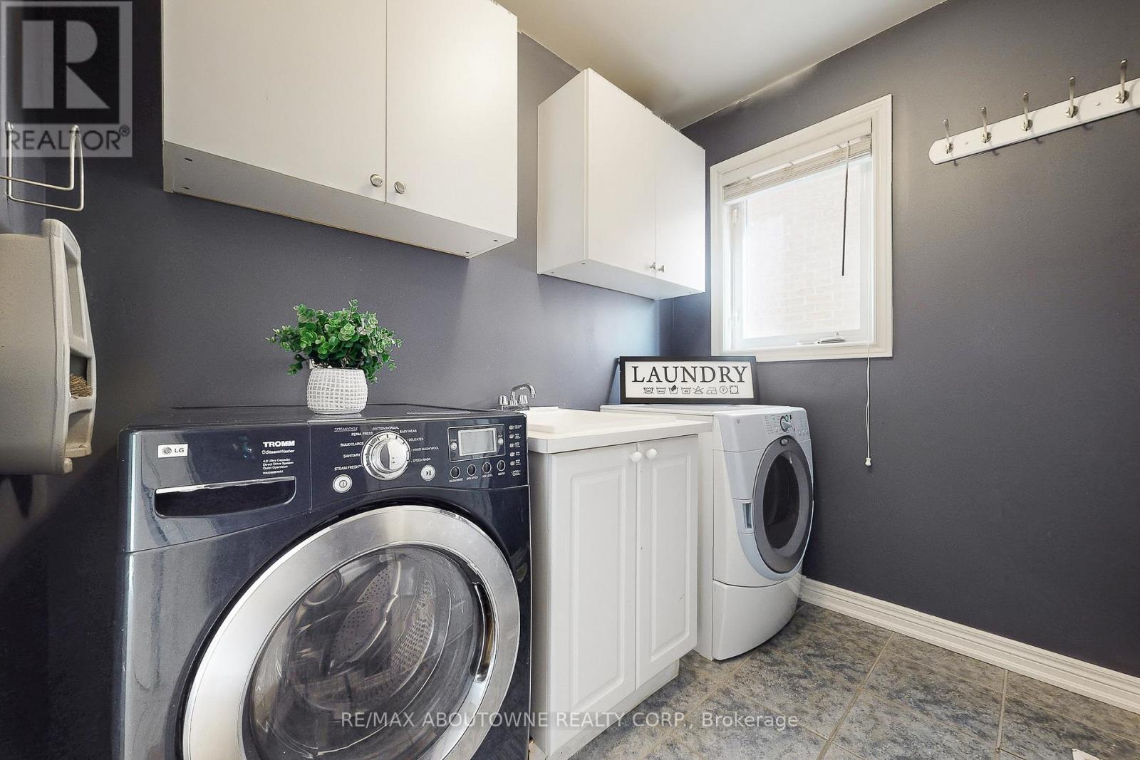 2457 Hilda Drive, Oakville, Ontario  L6H 7N5 - Photo 14 - W12890350