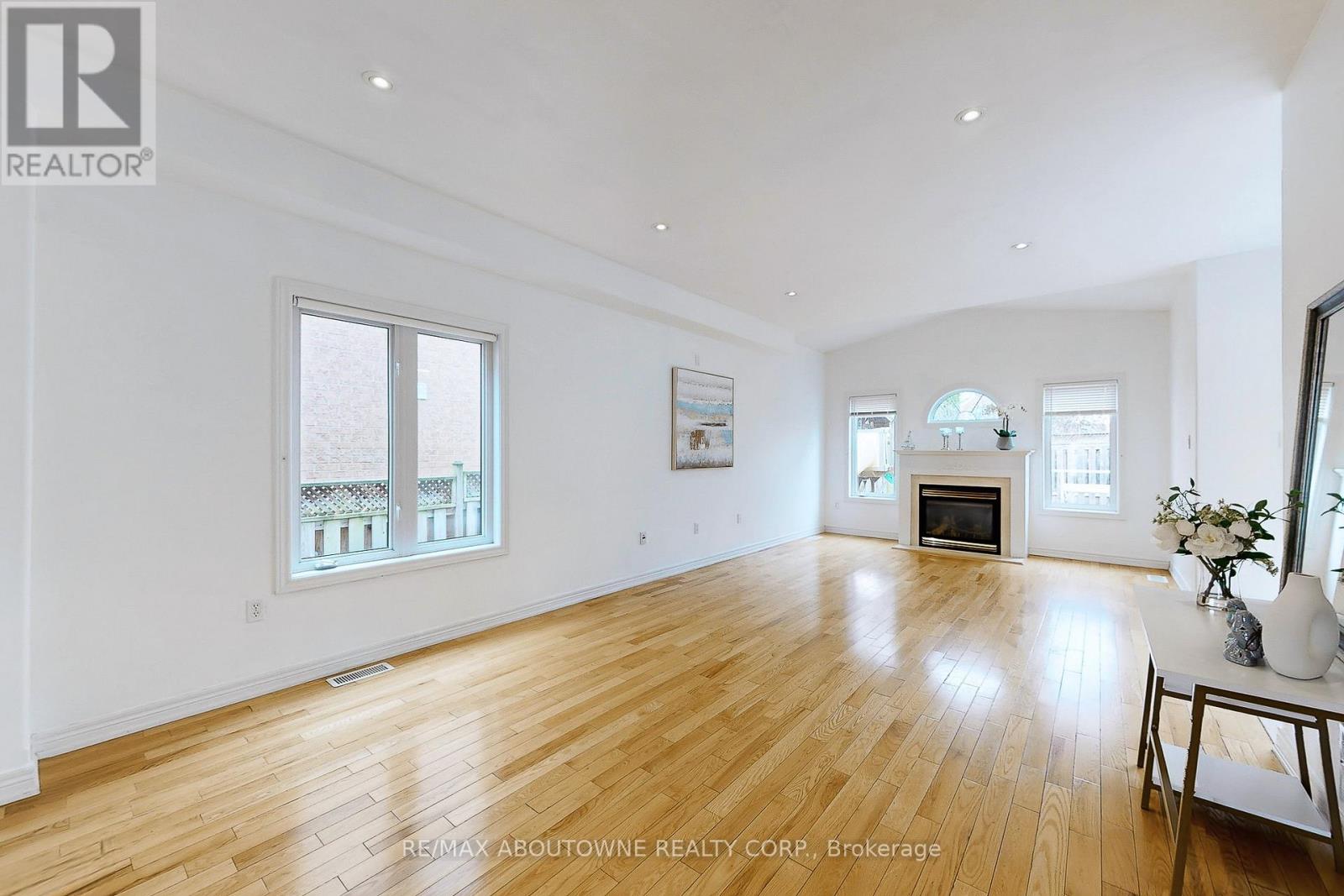 2457 Hilda Drive, Oakville, Ontario  L6H 7N5 - Photo 5 - W12890350