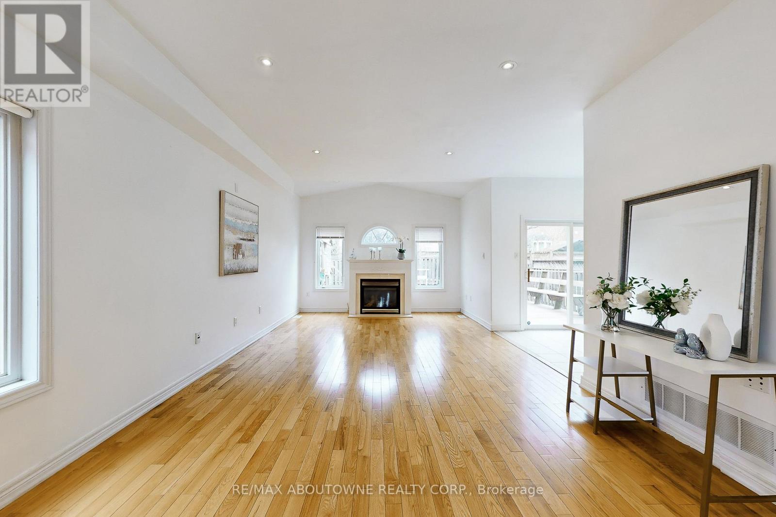 2457 Hilda Drive, Oakville, Ontario  L6H 7N5 - Photo 6 - W12890350