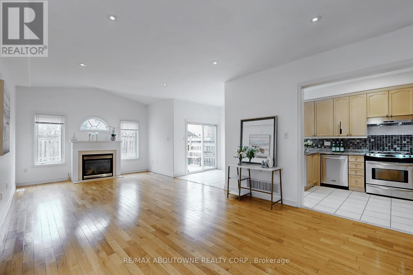 2457 Hilda Drive, Oakville, Ontario  L6H 7N5 - Photo 7 - W12890350