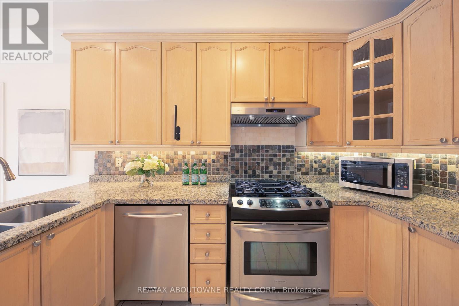 2457 Hilda Drive, Oakville, Ontario  L6H 7N5 - Photo 9 - W12890350