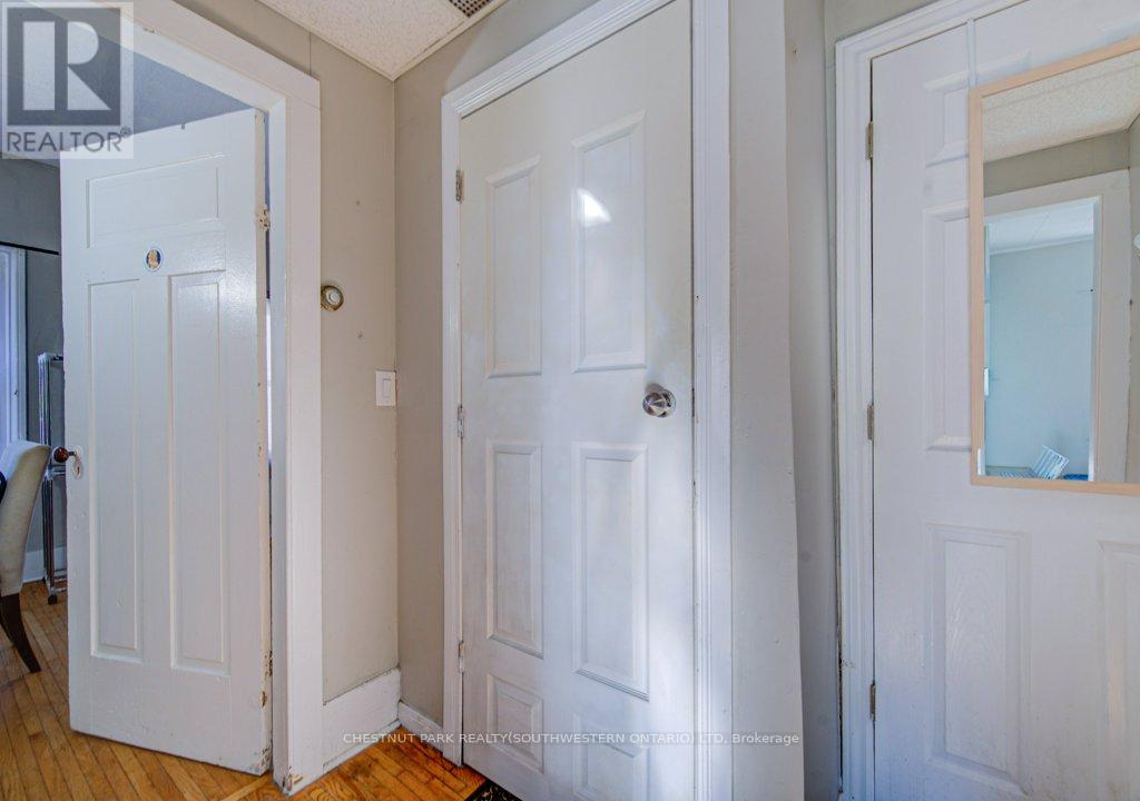 133 Darling Street, Brantford, Ontario  N3T 2L1 - Photo 3 - X12890276