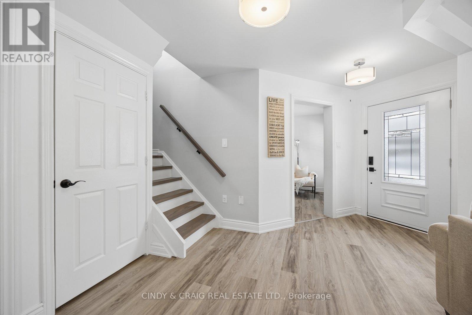 107 Hemingford Place, Whitby, Ontario  L1R 1G2 - Photo 2 - E12890638