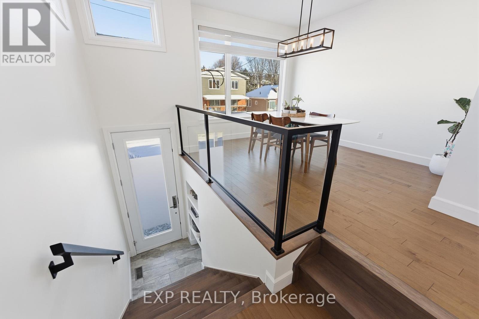 158 Marier Avenue, Ottawa, Ontario  K1L 5S1 - Photo 3 - X12890426