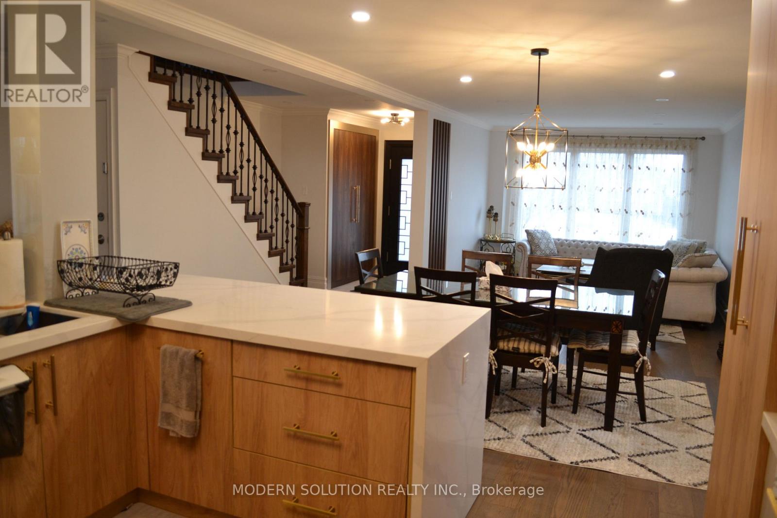 65 Manning Crescent, Newmarket, Ontario  L3Y 6H3 - Photo 8 - N12890362