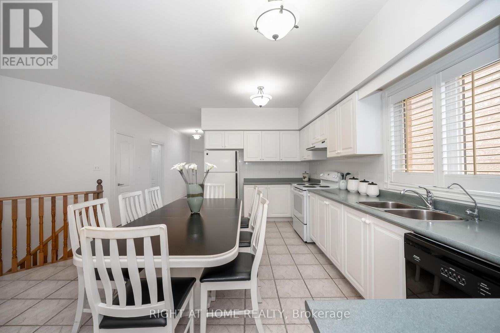 46 Woodhaven Crescent, Richmond Hill, Ontario  L4E 3T2 - Photo 20 - N12890458