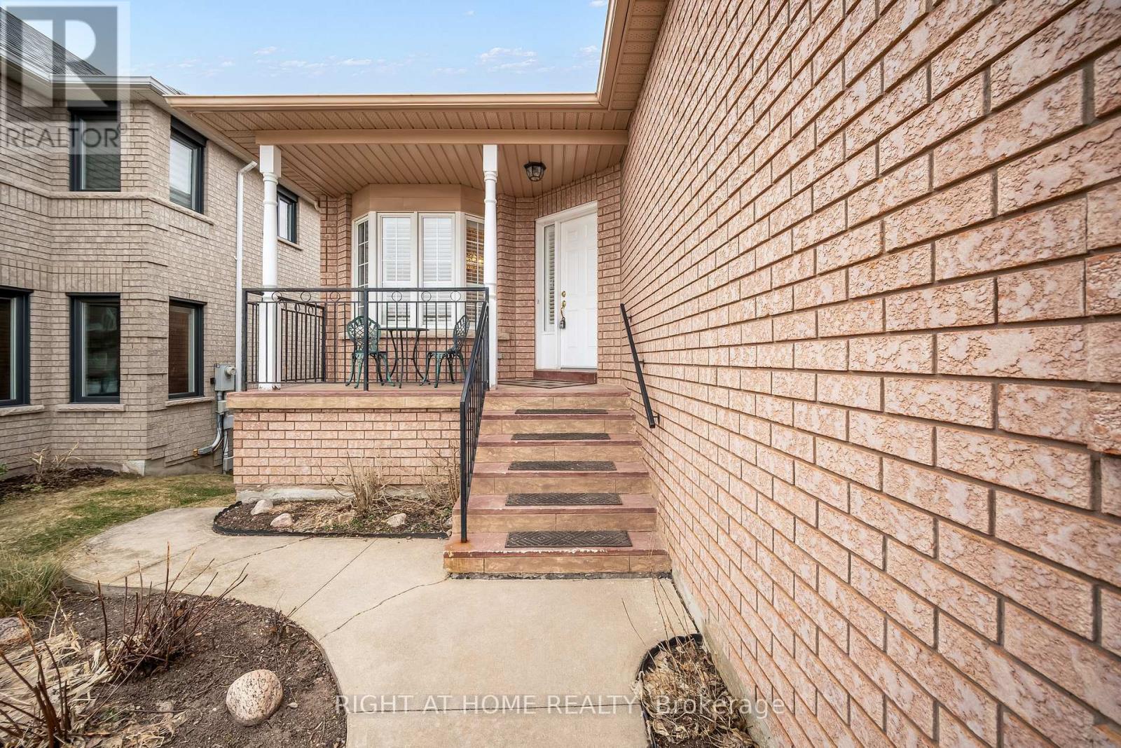 46 Woodhaven Crescent, Richmond Hill, Ontario  L4E 3T2 - Photo 4 - N12890458