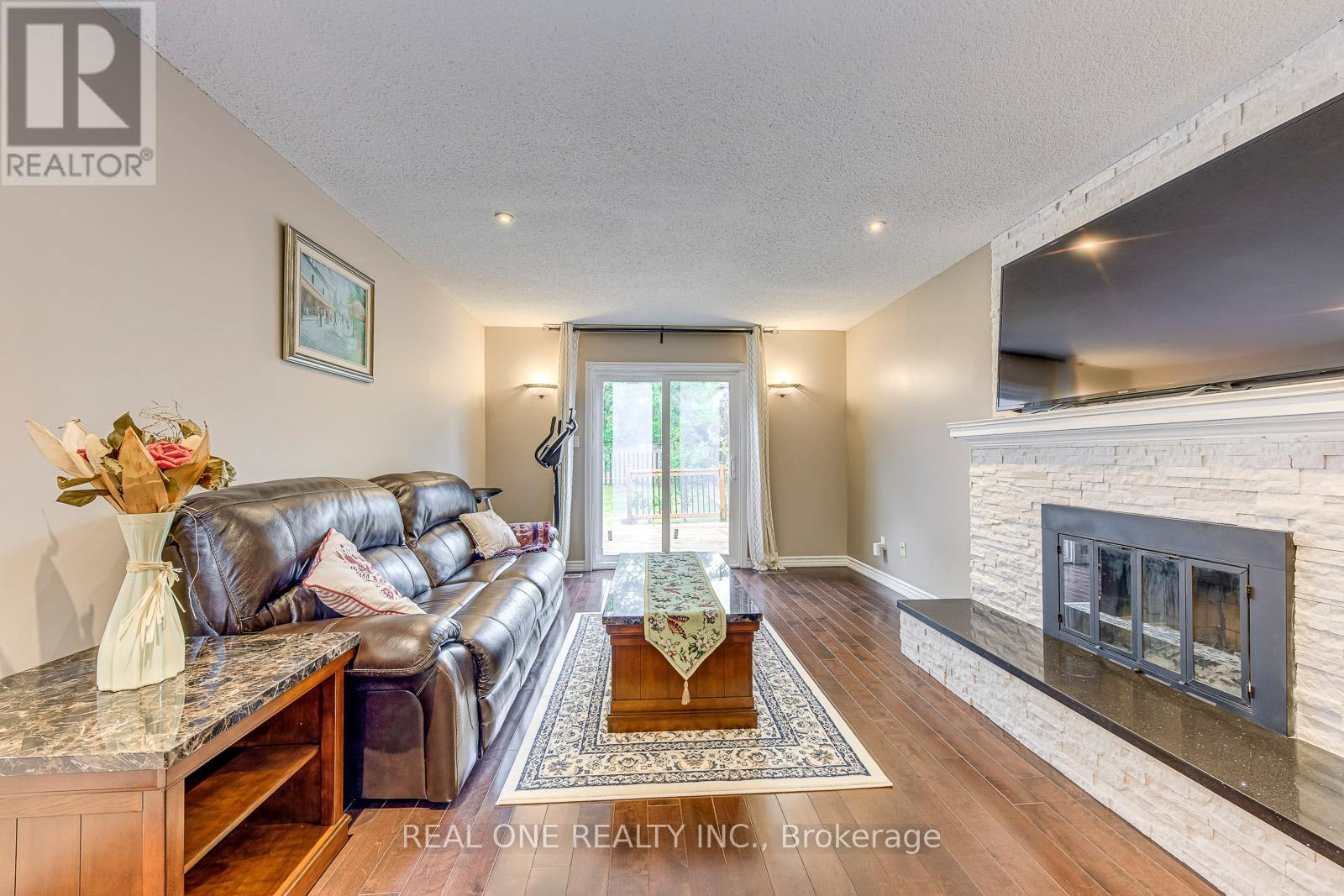 1237 Woodview Drive, Oakville, Ontario  L6M 2M5 - Photo 10 - W12890392
