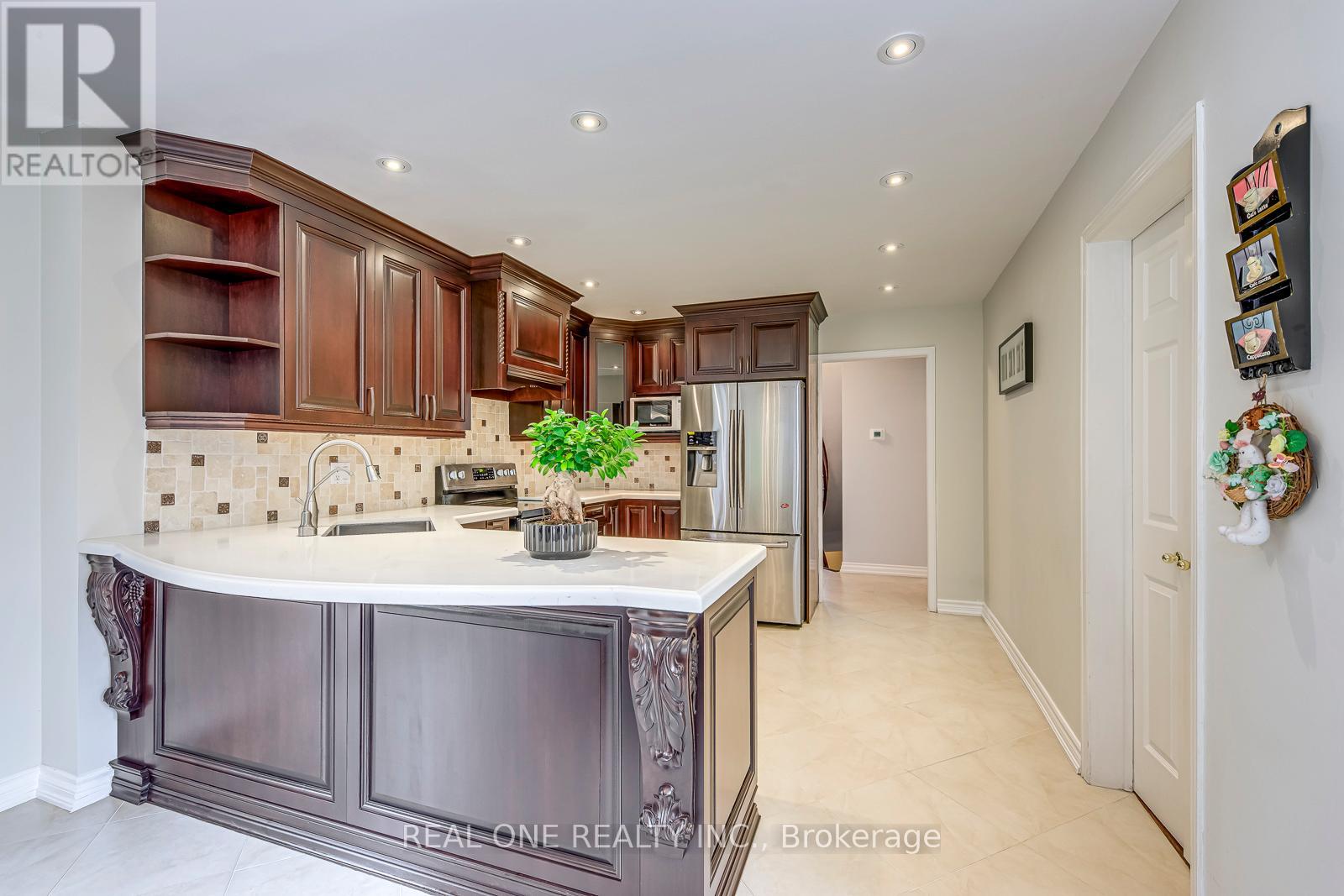 1237 Woodview Drive, Oakville, Ontario  L6M 2M5 - Photo 12 - W12890392