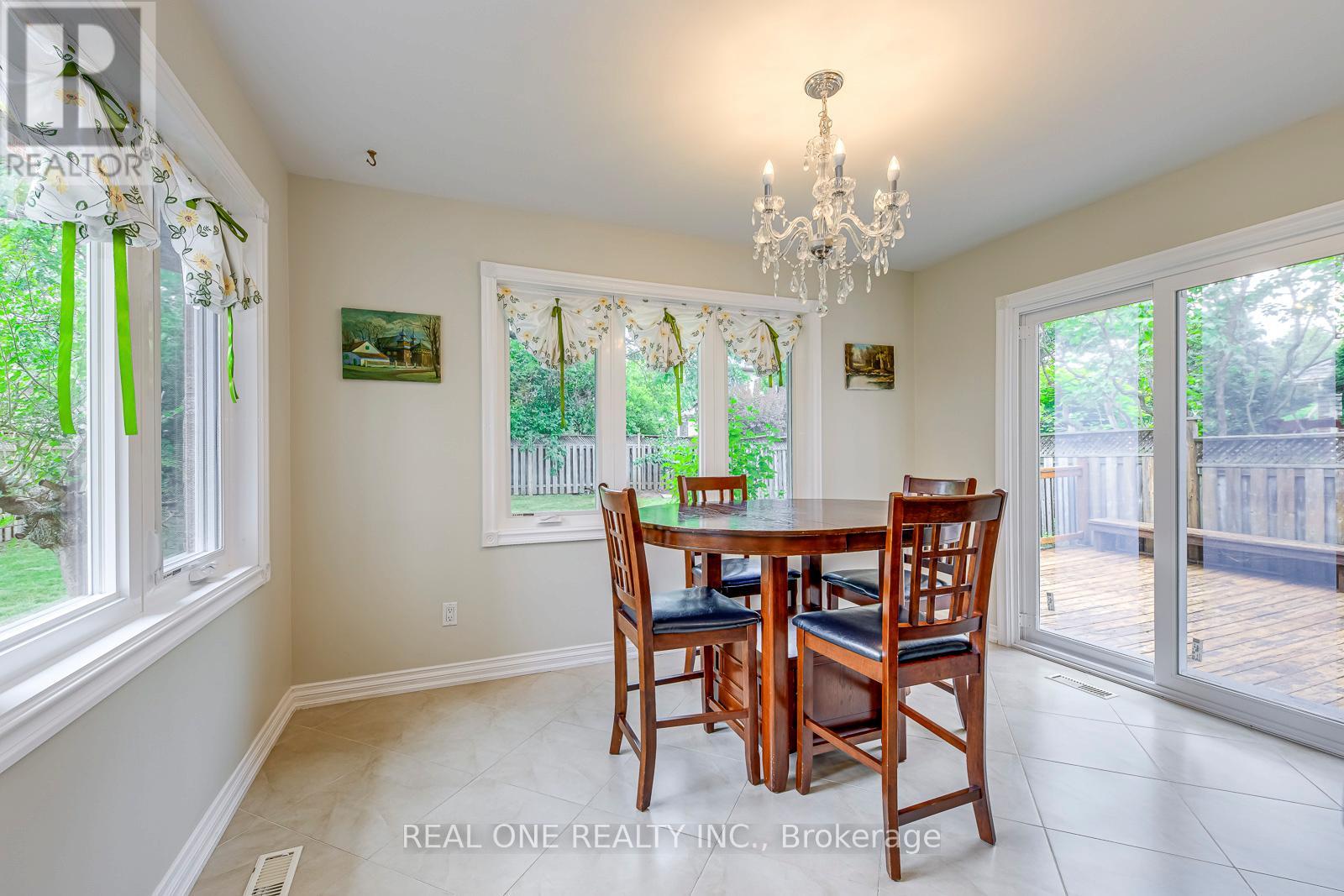 1237 Woodview Drive, Oakville, Ontario  L6M 2M5 - Photo 15 - W12890392