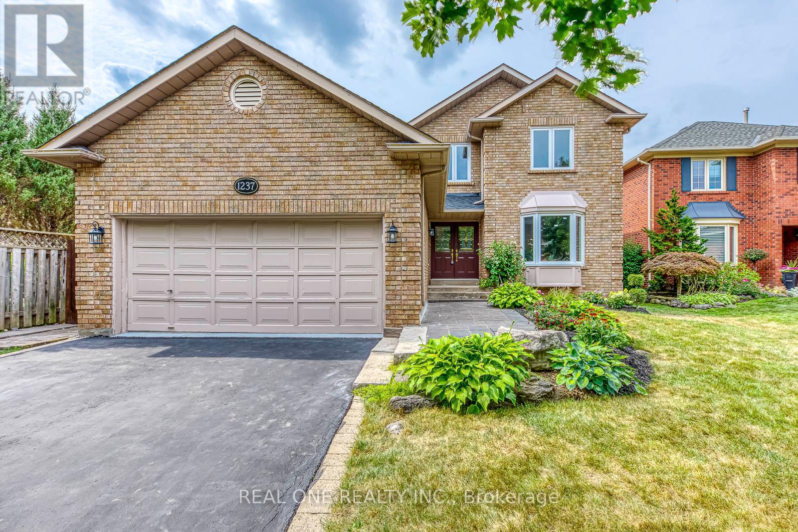 1237 Woodview Drive, Oakville, Ontario  L6M 2M5 - Photo 2 - W12890392