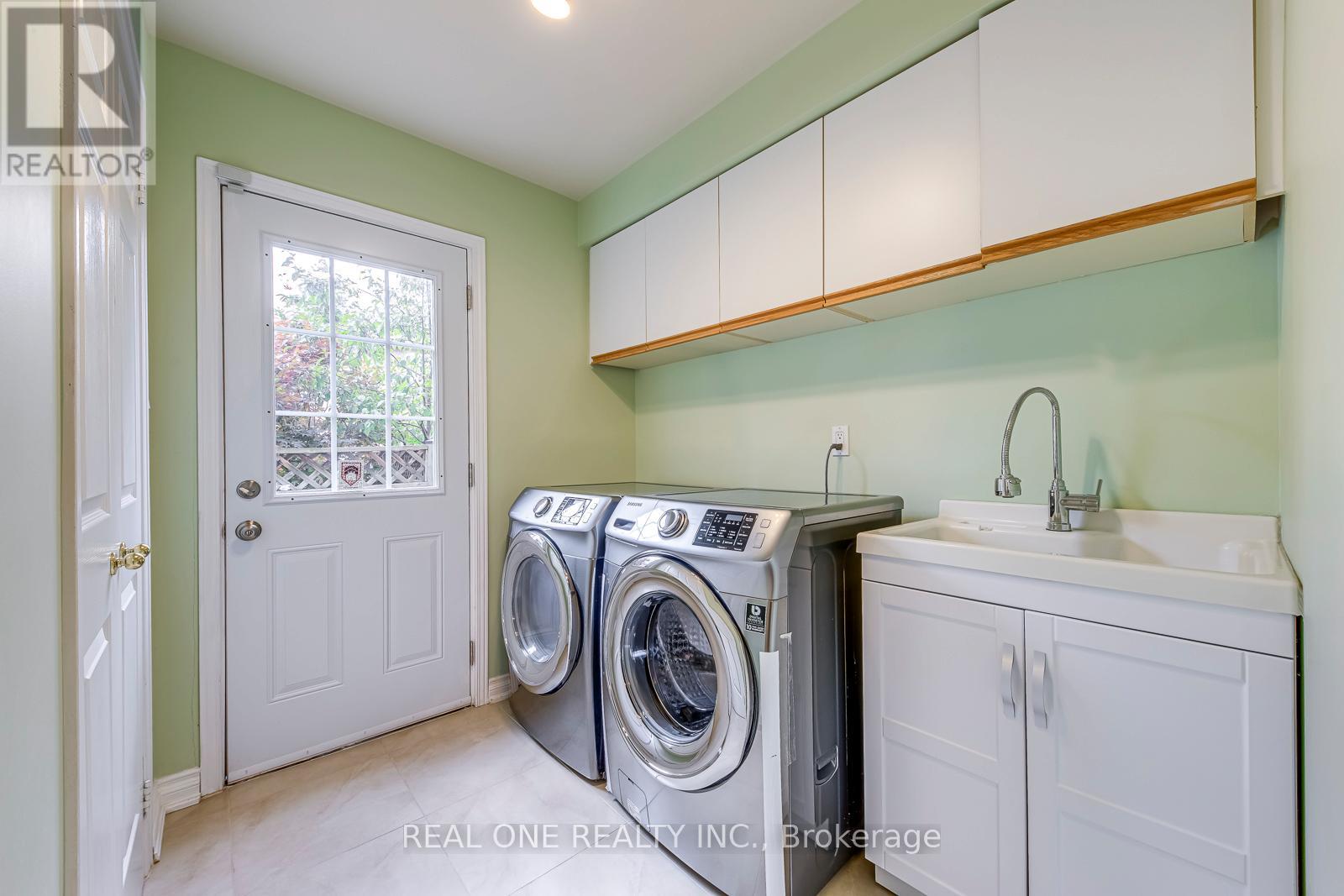 1237 Woodview Drive, Oakville, Ontario  L6M 2M5 - Photo 22 - W12890392