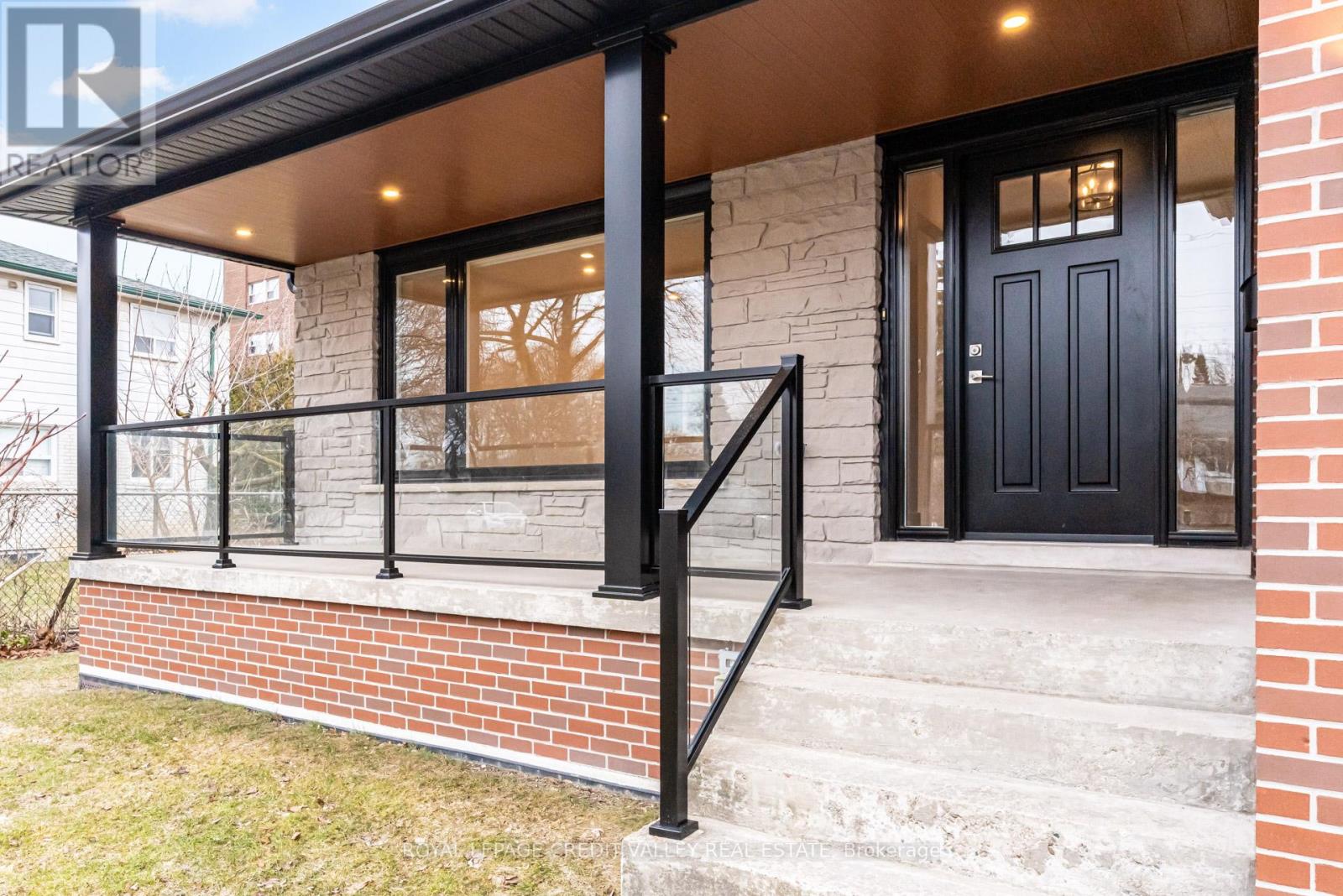 500 Selsey Drive, Mississauga, Ontario  L5A 1B9 - Photo 3 - W12890422