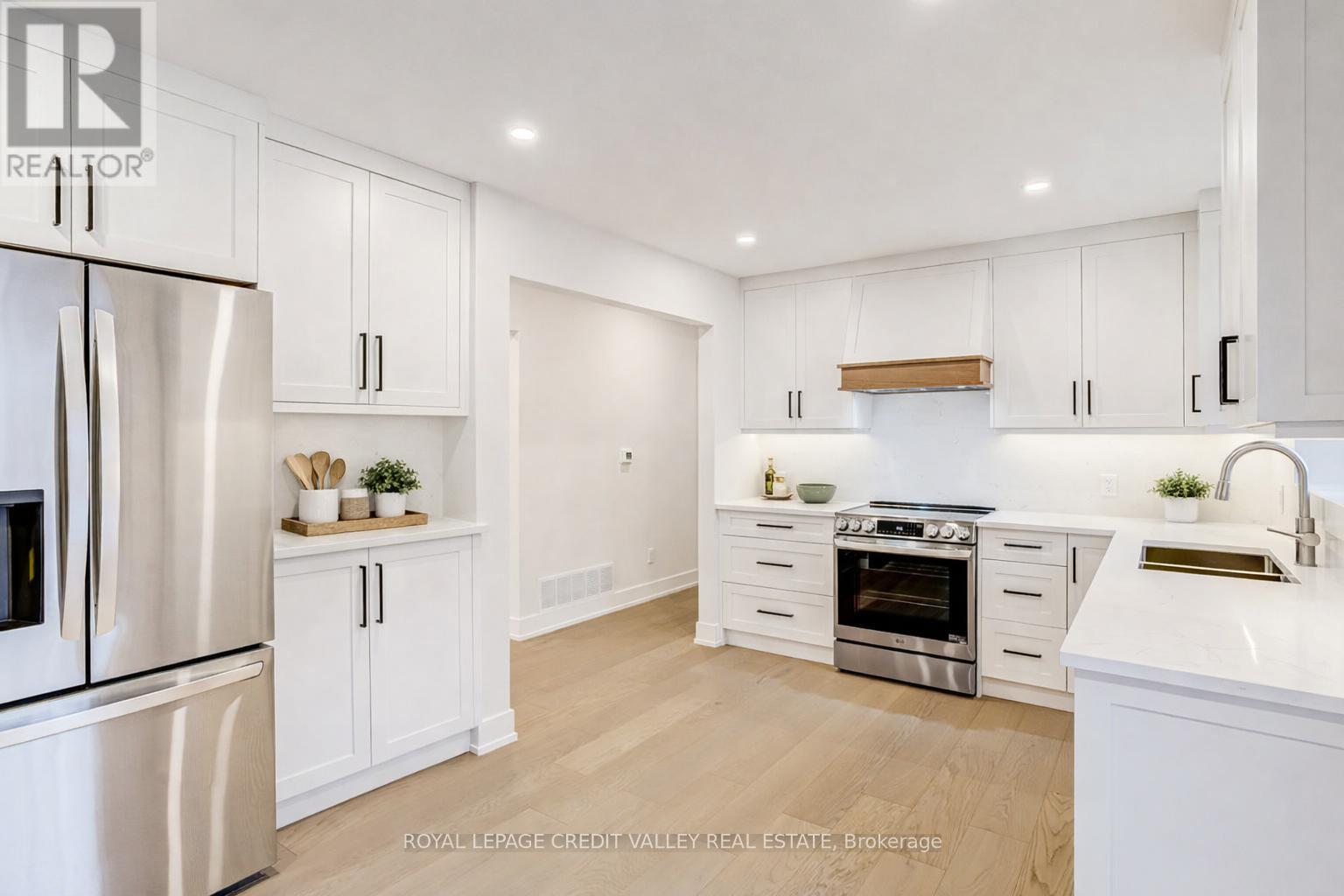 500 Selsey Drive, Mississauga, Ontario  L5A 1B9 - Photo 7 - W12890422