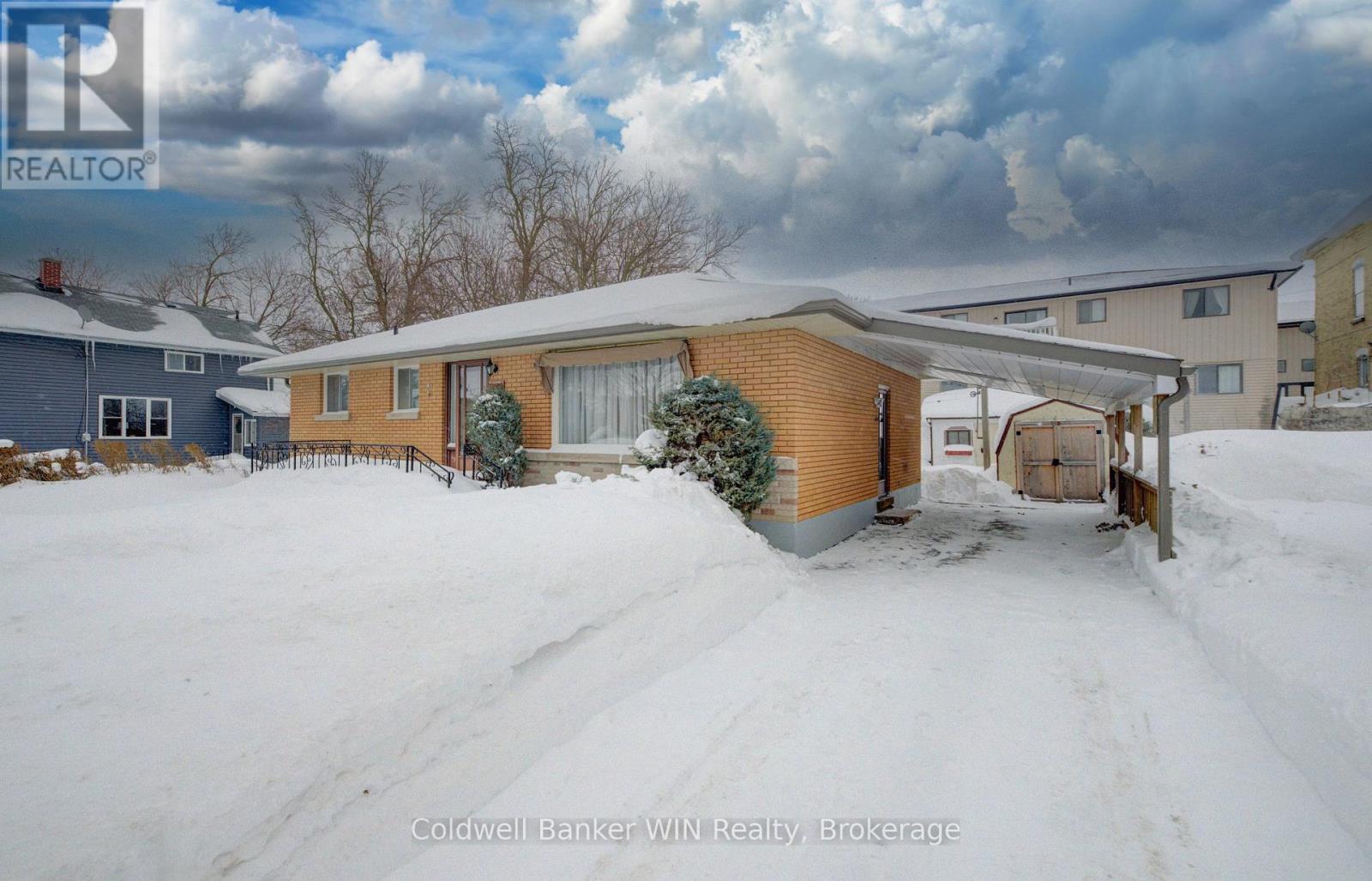 130 King Street E, Wellington North (Mount Forest), Ontario  N0G 2L2 - Photo 3 - X12784560